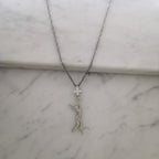 Художествена гимнастика (съчетание с топка) – Дамски спортен медальон от сребро 925 в класическо сребро – Ръчно изработено спортно бижу – Идеален подарък за жена, фенка на художествената гимнастика – SSJ