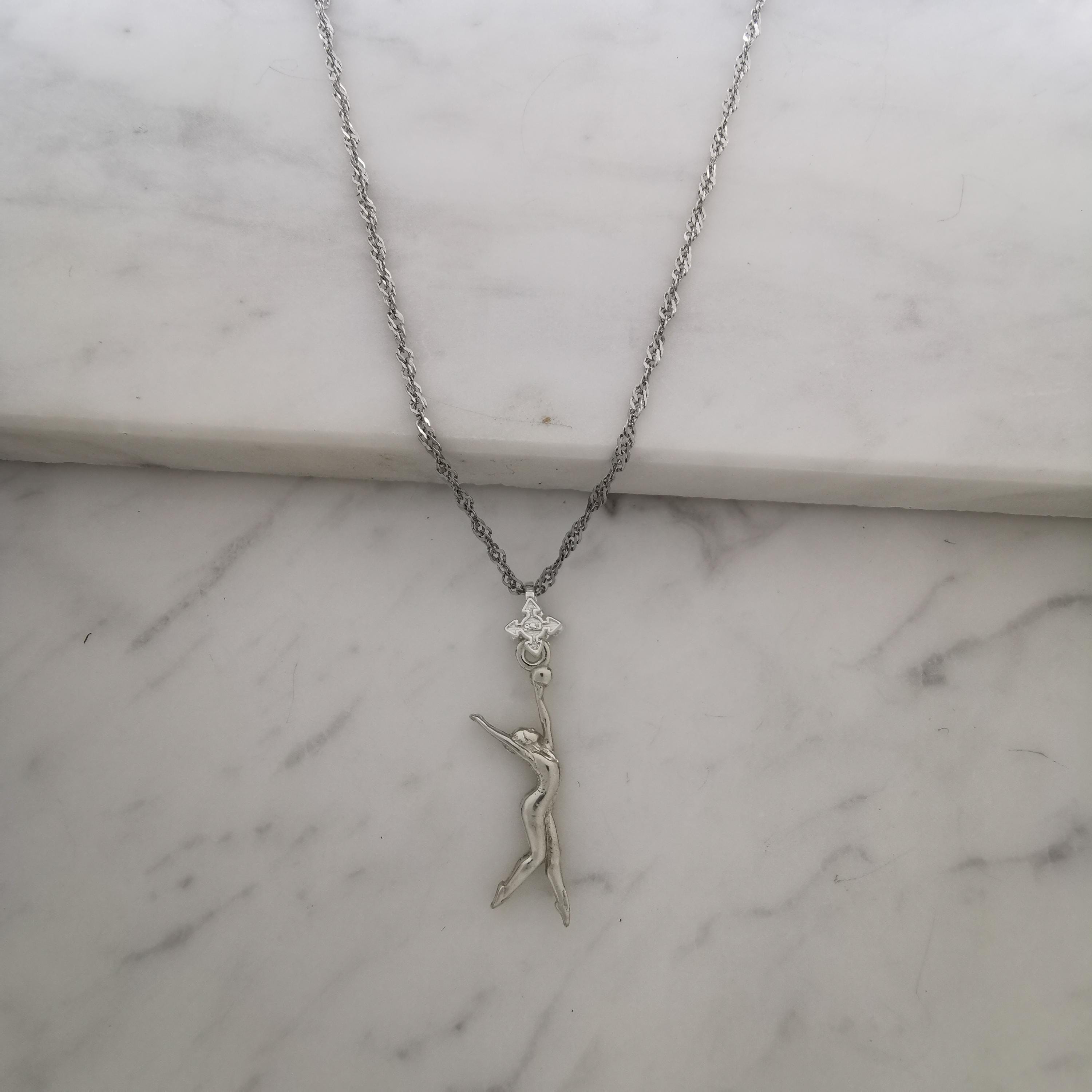 Художествена гимнастика (съчетание с топка) – Дамски спортен медальон от сребро 925 в класическо сребро – Ръчно изработено спортно бижу – Идеален подарък за жена, фенка на художествената гимнастика – SSJ