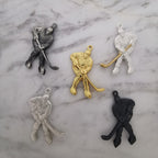 Хокеист (удар с шайба) – Мъжки спортен медальон от сребро 925 с класическо покритие – Ръчно изработено спортно бижу – Идеален подарък за мъж, фен на хокея – SSJ