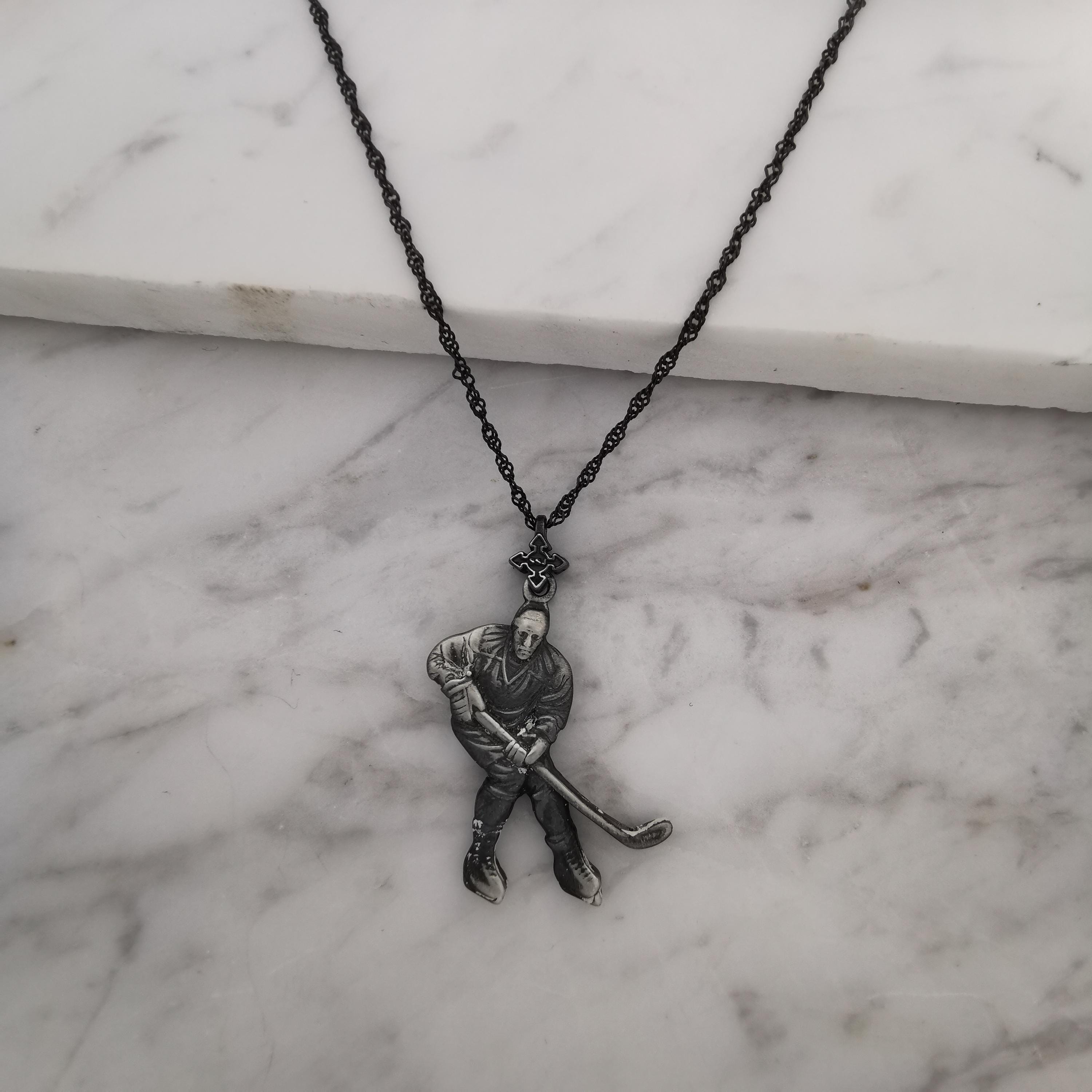 Хокеист (удар с шайба) – Мъжки спортен медальон от сребро 925 с винтидж покритие – Ръчно изработено спортно бижу – Идеален подарък за мъж, фен на хокея – SSJ