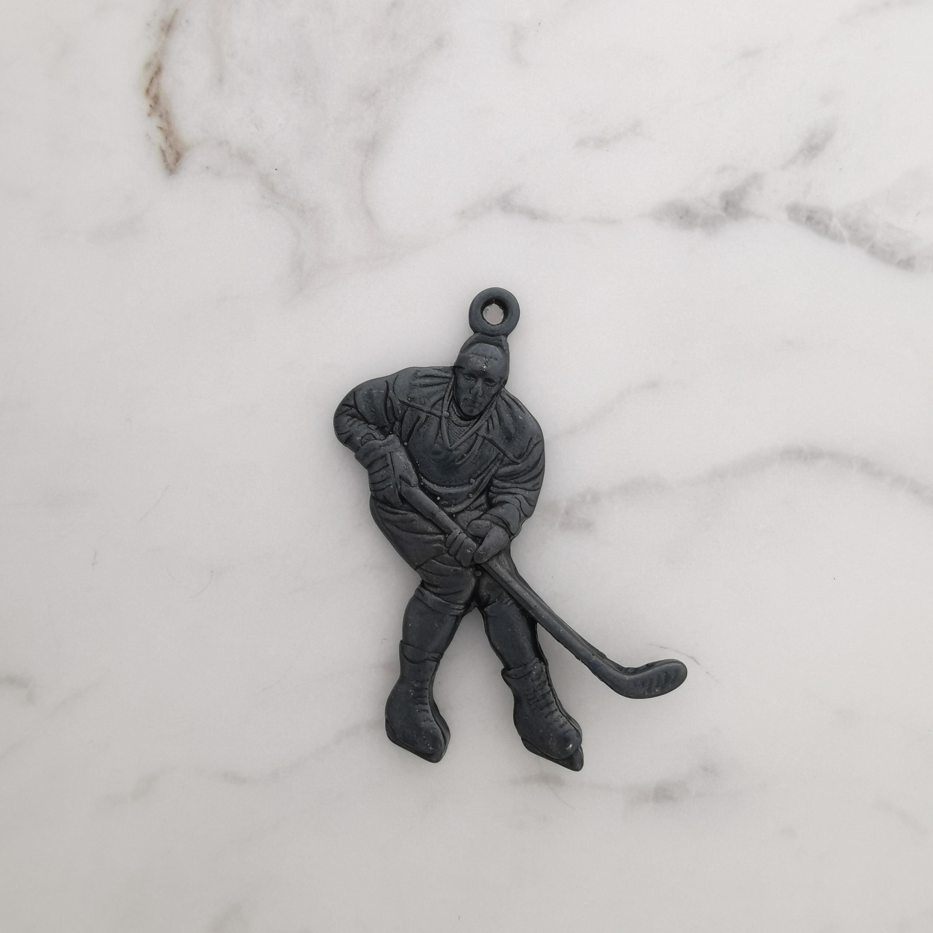 Хокеист (удар с шайба) – Мъжки спортен медальон от сребро 925 с оксидирано покритие – Ръчно изработено спортно бижу – Идеален подарък за мъж, фен на хокея – SSJ