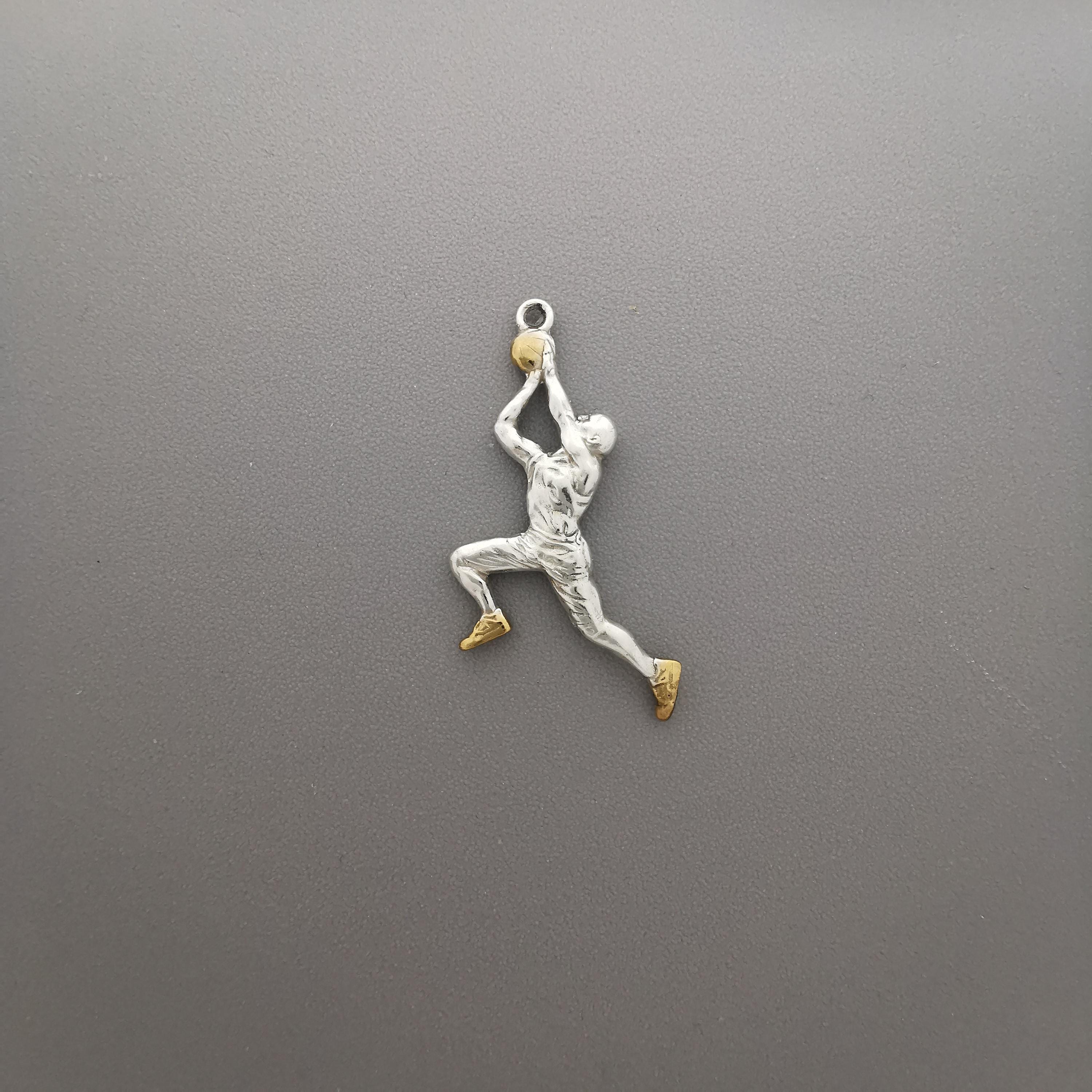 Баскетбол – Мъжки спортен медальон от сребро 925 с частично позлатено покритие – Ръчно изработено бижу талисман за баскетболисти и фенове – Идеален подарък за спортист, треньор или почитател – SSJ