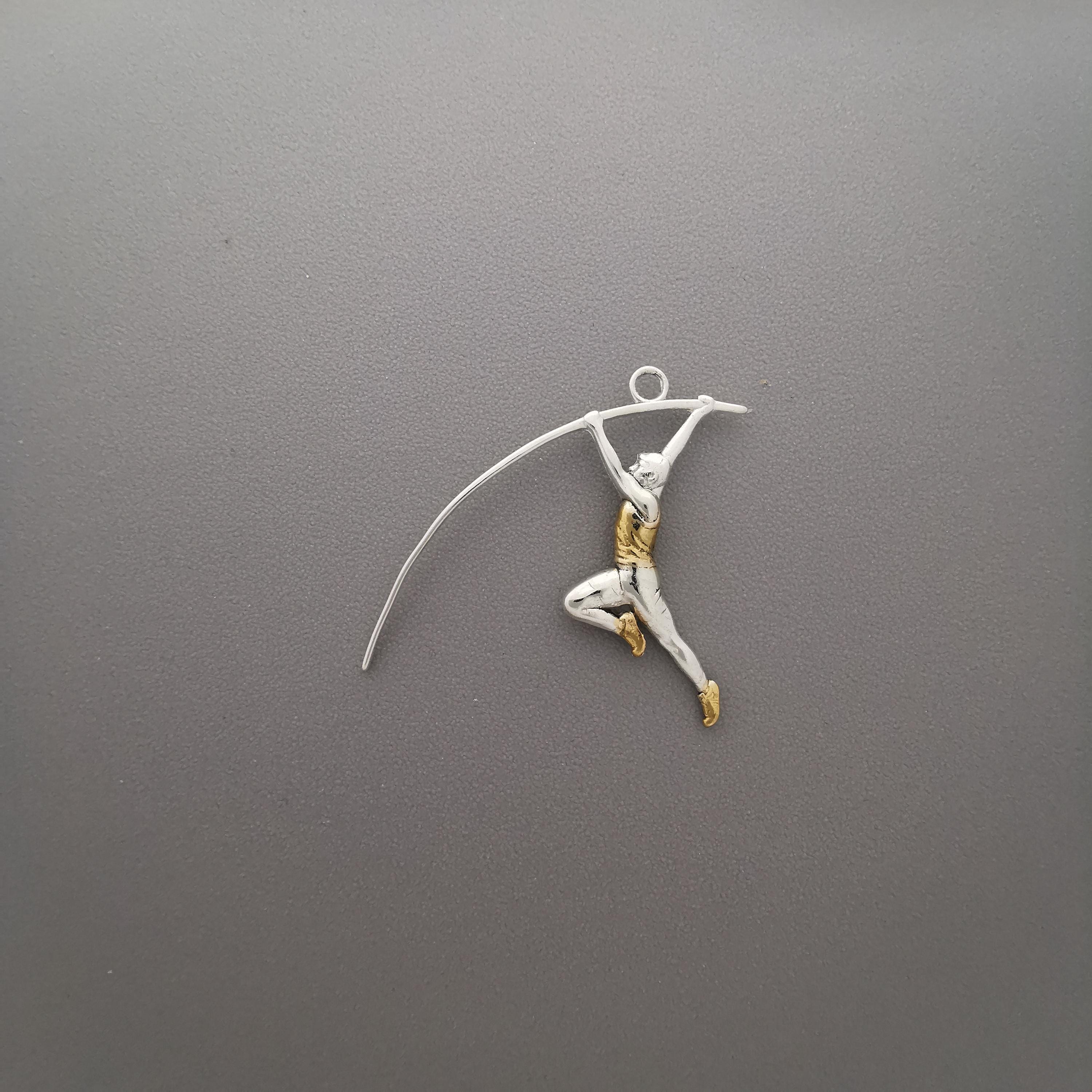 Овчарски скок – Мъжки спортен медальон от сребро 925 с частично позлатено покритие – Ръчно изработено спортно бижу – Идеален подарък за мъж, фен на леката атлетика – SSJ