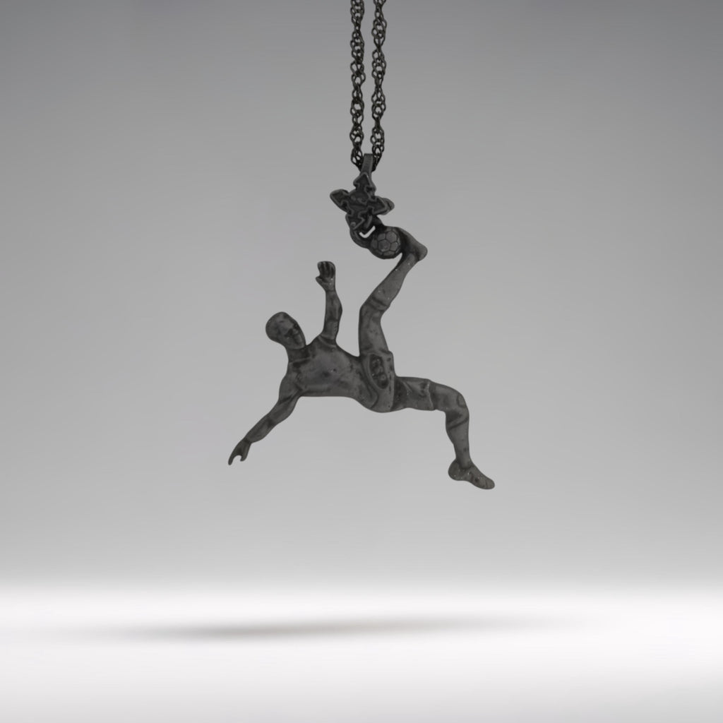 Футболист (задна ножица) – Мъжки спортен медальон от сребро 925 с оксидирано покритие – Ръчно изработено спортно бижу – Идеален подарък за мъж, фен на футбола – SSJ