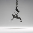 Футболист (задна ножица) – Мъжки спортен медальон от сребро 925 с оксидирано покритие – Ръчно изработено спортно бижу – Идеален подарък за мъж, фен на футбола – SSJ