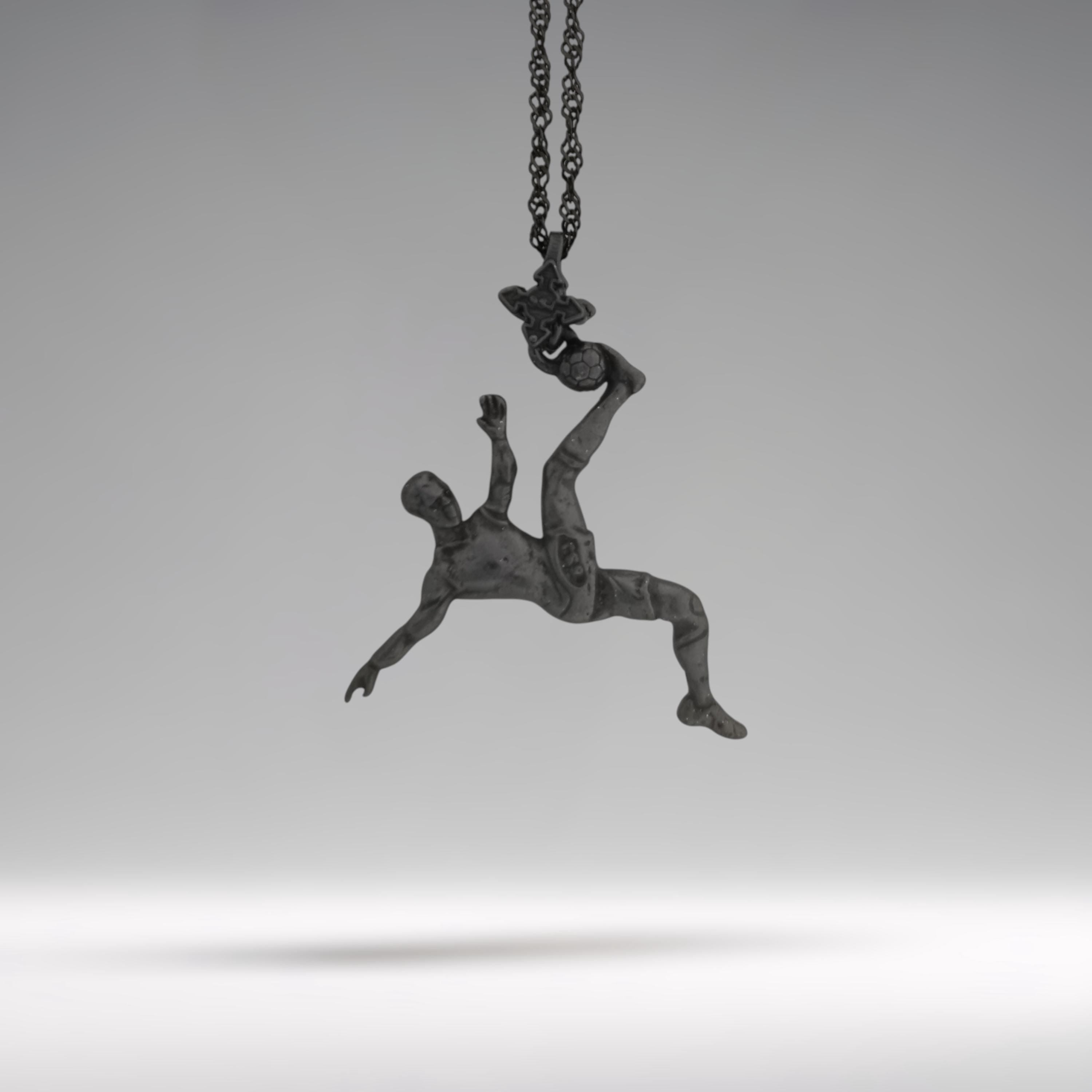 Футболист (задна ножица) – Мъжки спортен медальон от сребро 925 с оксидирано покритие – Ръчно изработено спортно бижу – Идеален подарък за мъж, фен на футбола – SSJ