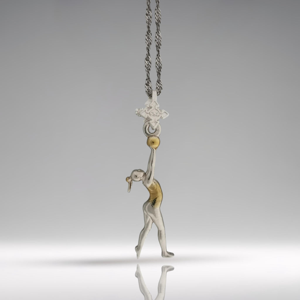 Художествена гимнастика (съчетание с топка) – Дамски спортен медальон от сребро 925 с частично позлатено покритие – Ръчно изработено спортно бижу – Идеален подарък за жена, фенка на художествената гимнастика – SSJ