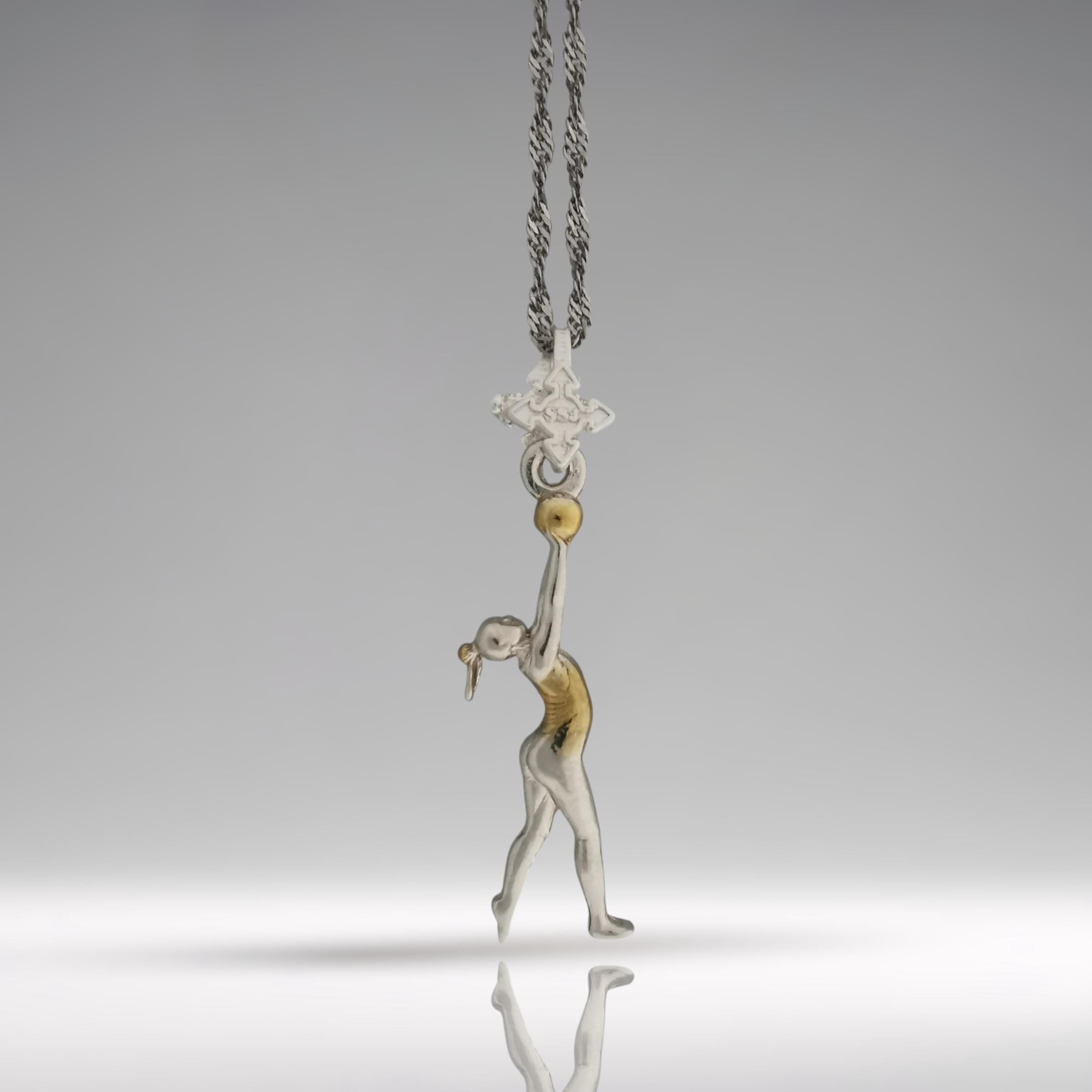 Художествена гимнастика (съчетание с топка) – Дамски спортен медальон от сребро 925 с частично позлатено покритие – Ръчно изработено спортно бижу – Идеален подарък за жена, фенка на художествената гимнастика – SSJ