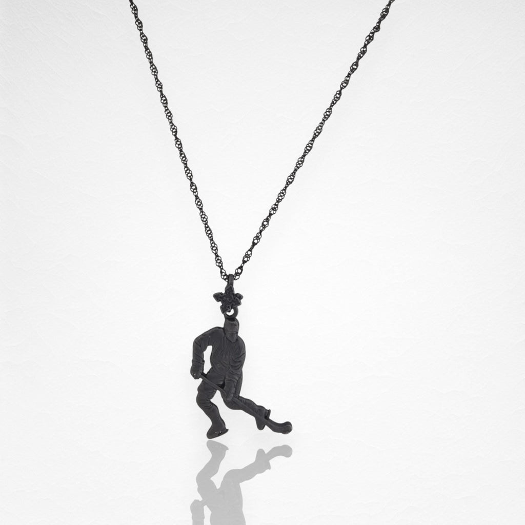 Хокеист (водене на шайба) – Мъжки спортен медальон от сребро 925 с оксидирано покритие – Ръчно изработено спортно бижу – Идеален подарък за мъж, фен на хокея – SSJ