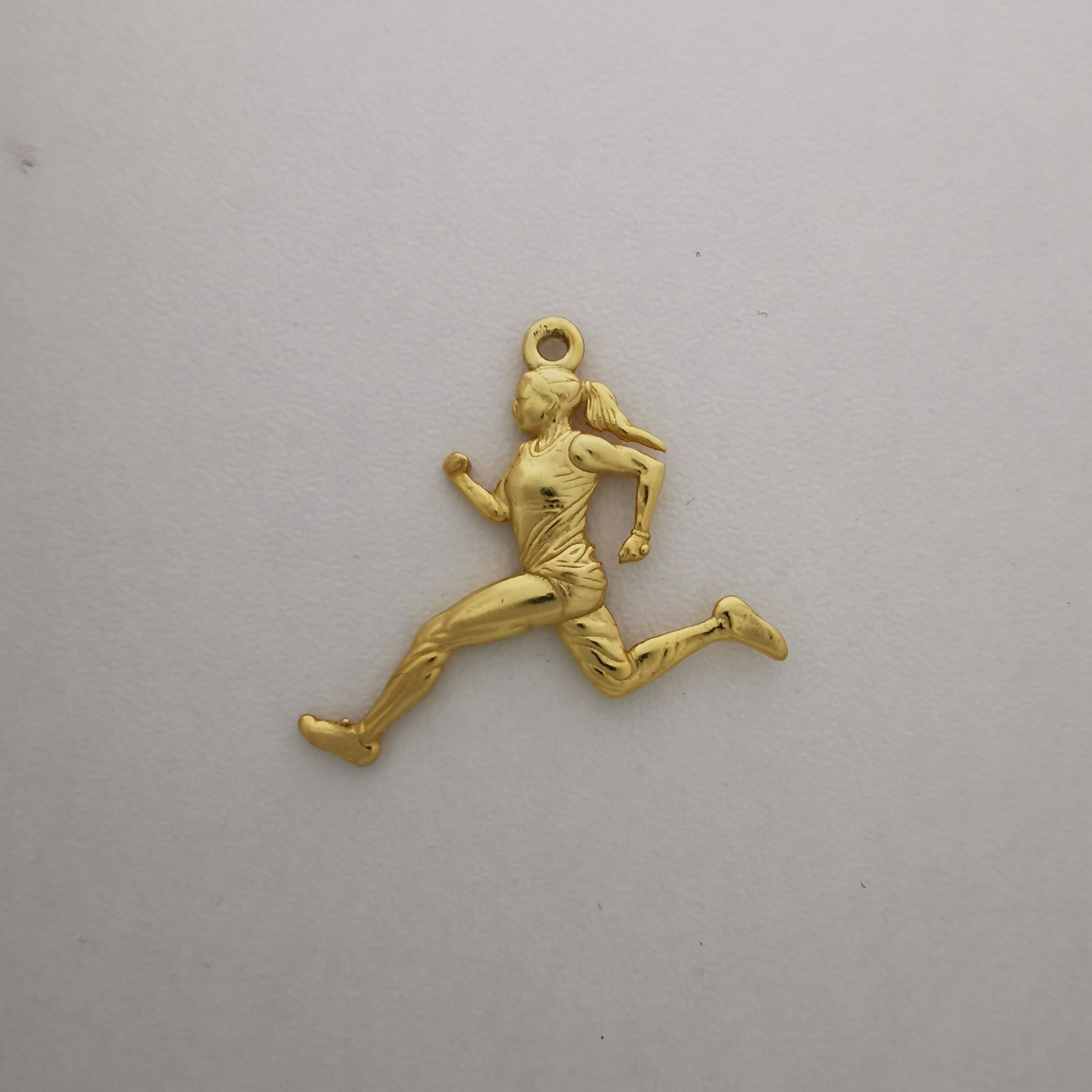 Атлетка – Женски спортен медальон за бегачки, спринтьорки и маратонки от сребро 925 с позлатено покритие – Ръчно изработено бижу талисман за лекоатлетки – SSJ