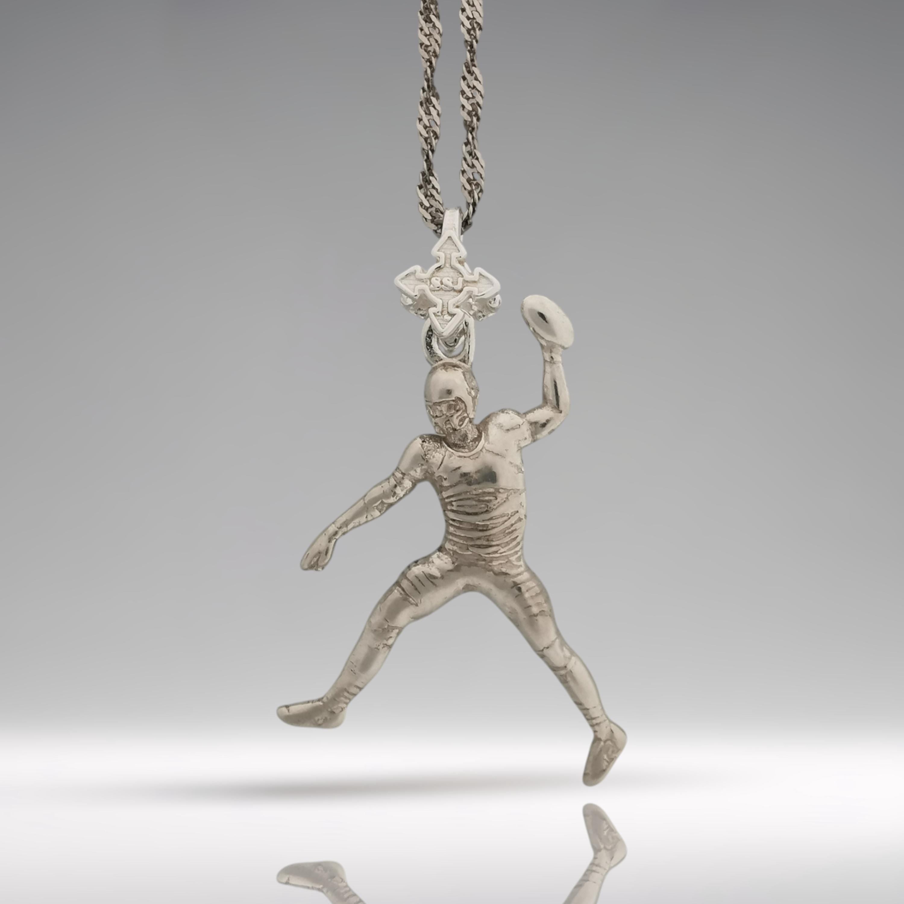 Американски футбол – Мъжки спортен медальон от сребро 925 с класическо полирано покритие – Ръчно изработено бижу талисман за спортисти и фенове – Идеален подарък за играч, треньор или почитател – SSJ