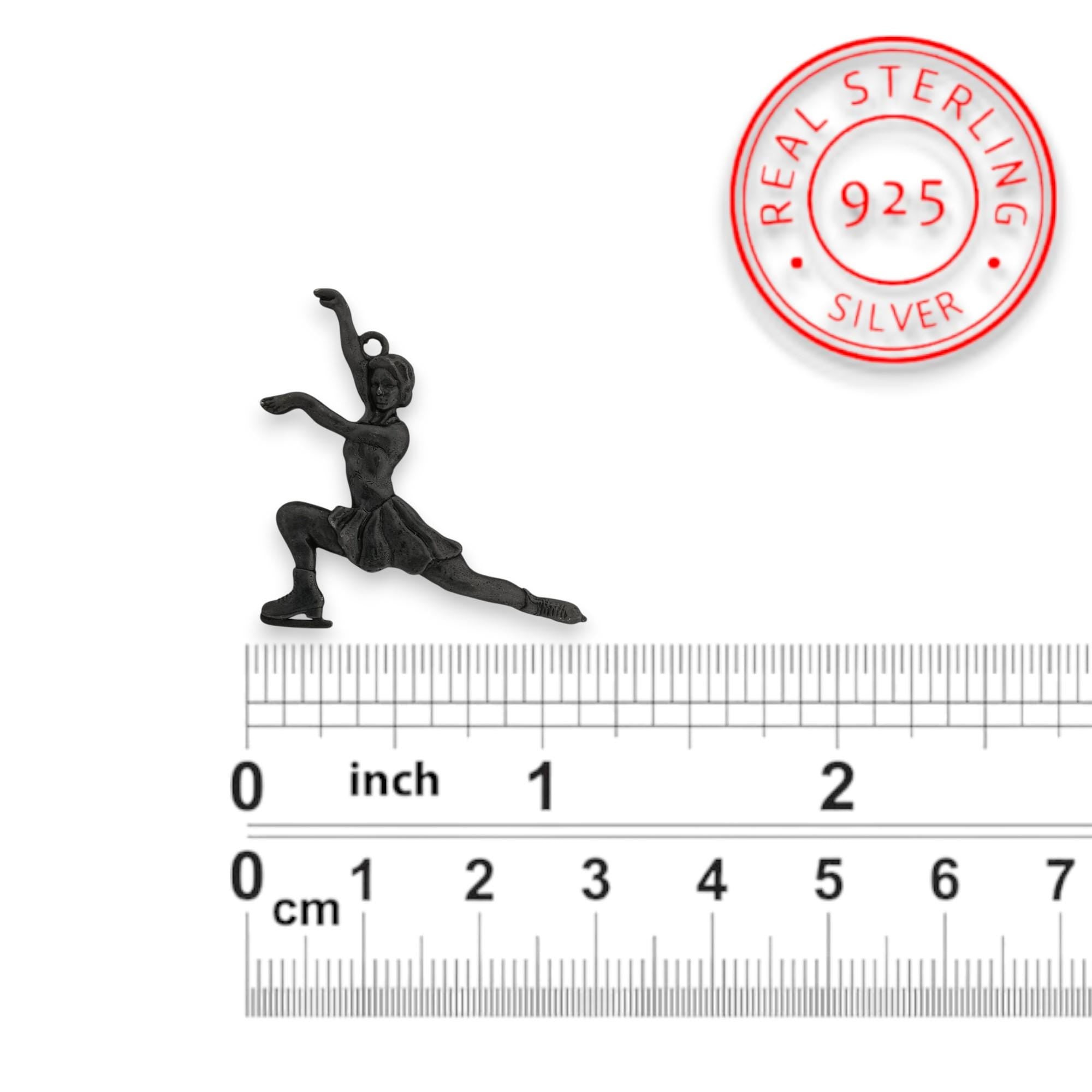 Фигурно пързаляне – Дамски спортен медальон от сребро 925 с оксидирано покритие – Ръчно изработено спортно бижу – Идеален подарък за жена, фенка на фигурното пързаляне – SSJ