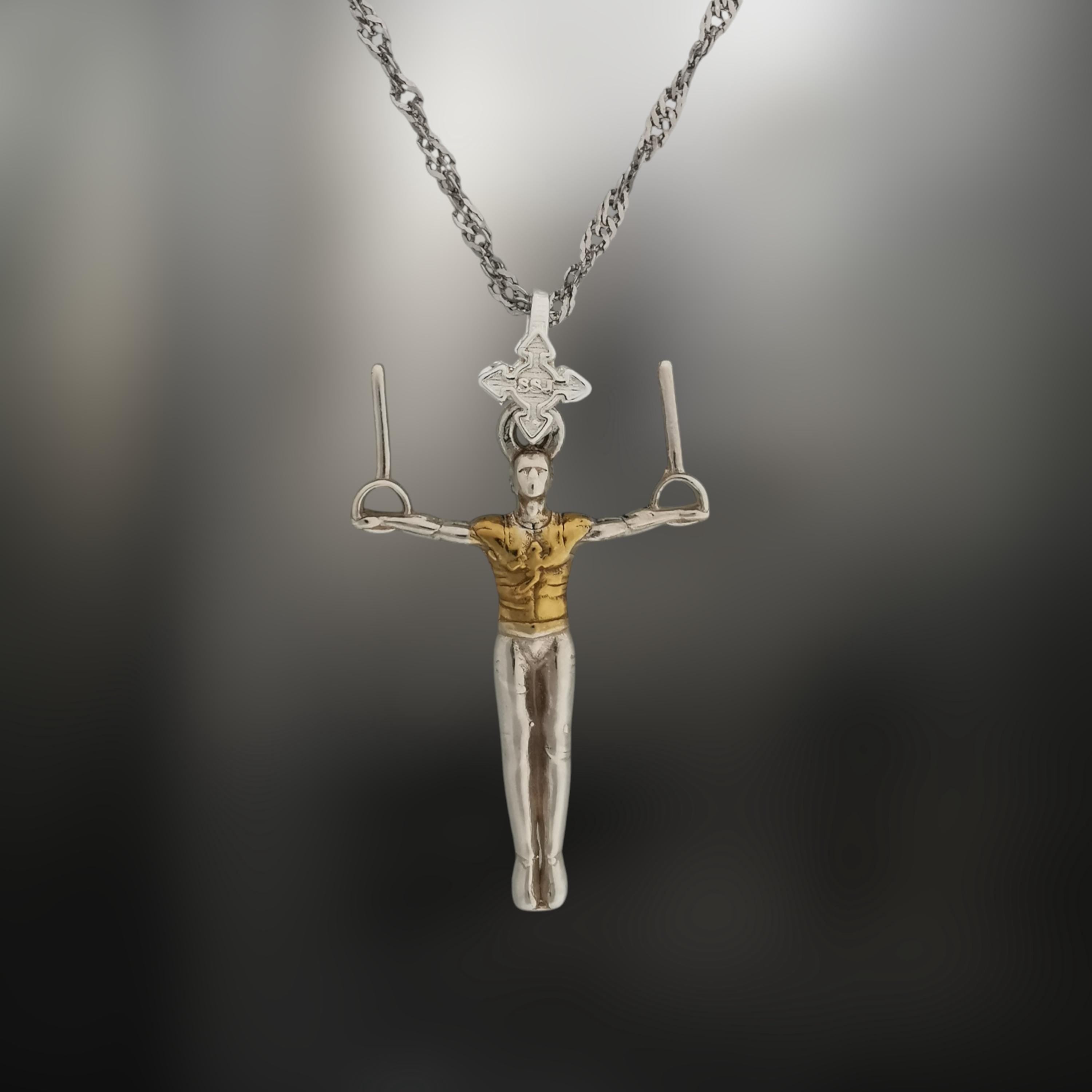 Гимнастик на халки – Мъжки спортен медальон от сребро 925 с частично позлатено покритие – Ръчно изработено бижу талисман за гимнастици и спортисти – Идеален подарък за спортист, треньор или фен – SSJ