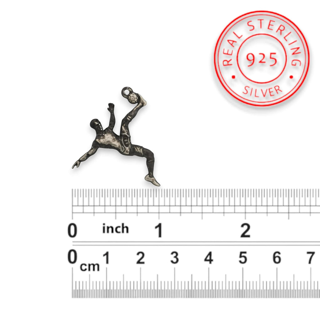 Футболист (задна ножица) – Мъжки спортен медальон от сребро 925 с винтидж покритие – Ръчно изработено спортно бижу – Идеален подарък за мъж, фен на футбола – SSJ