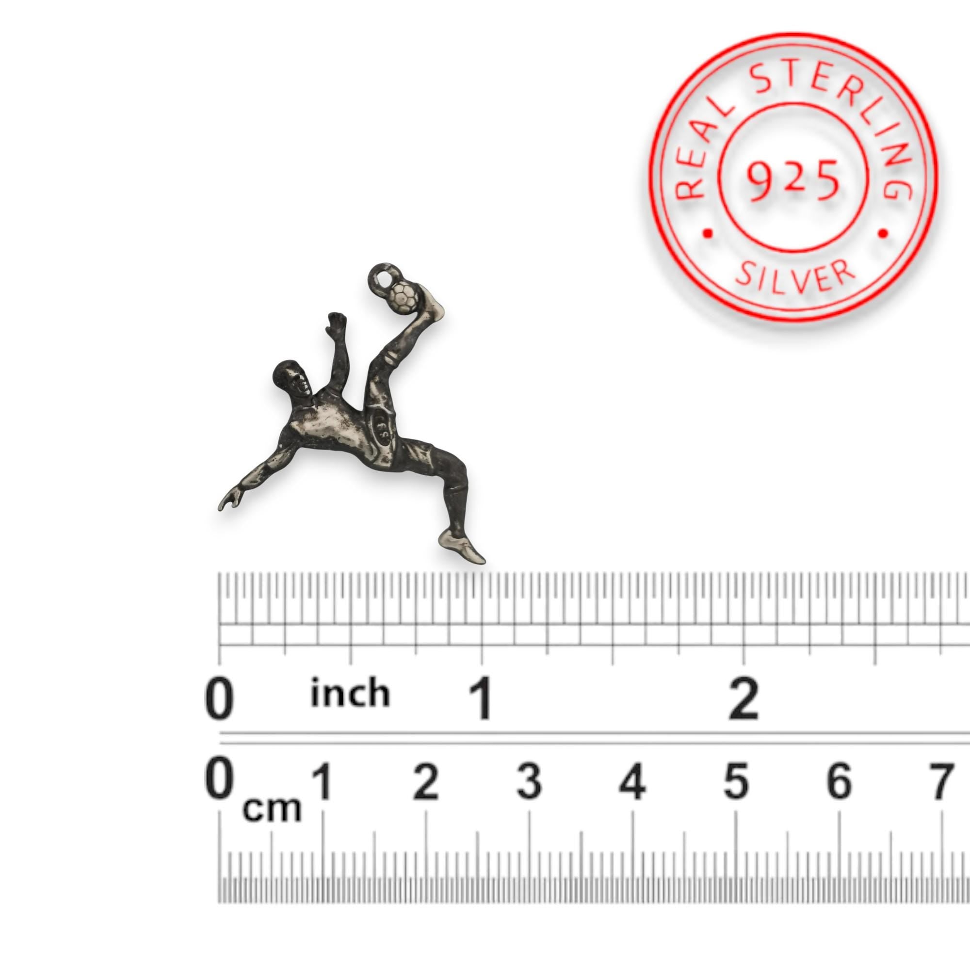 Футболист (задна ножица) – Мъжки спортен медальон от сребро 925 с винтидж покритие – Ръчно изработено спортно бижу – Идеален подарък за мъж, фен на футбола – SSJ
