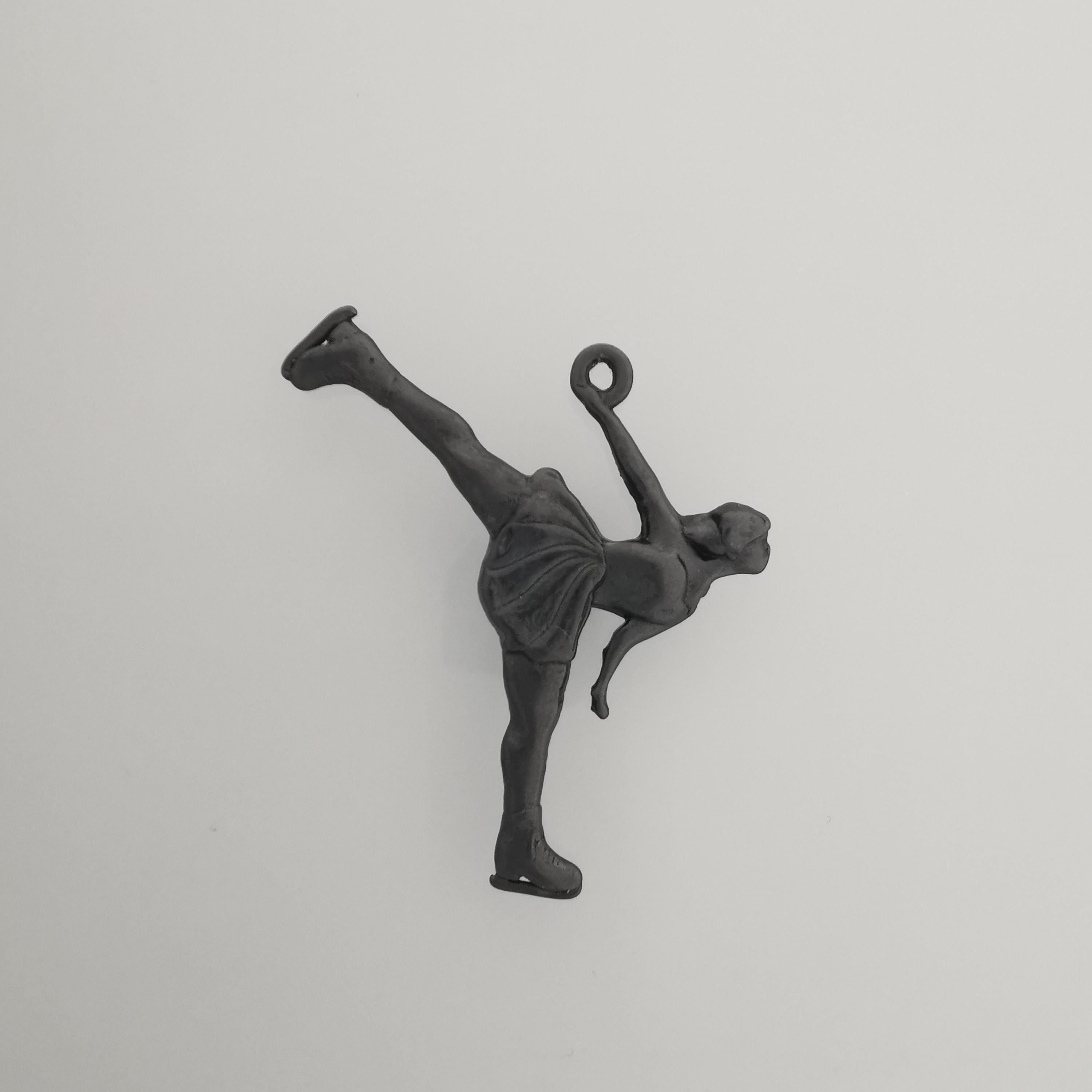 Фигурно пързаляне (спирала) – Дамски спортен медальон от сребро 925 с оксидирано покритие – Ръчно изработено спортно бижу – Идеален подарък за жена, фенка на фигурното пързаляне – SSJ