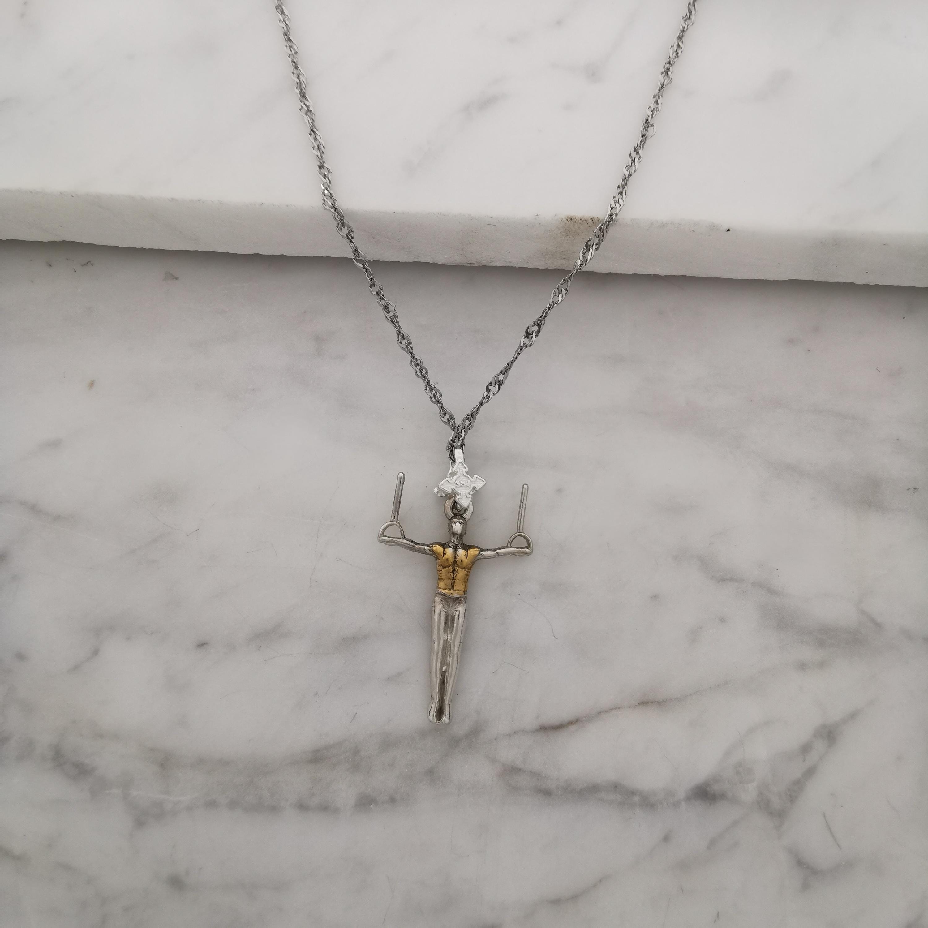 Гимнастик на халки – Мъжки спортен медальон от сребро 925 с частично позлатено покритие – Ръчно изработено бижу талисман за гимнастици и спортисти – Идеален подарък за спортист, треньор или фен – SSJ