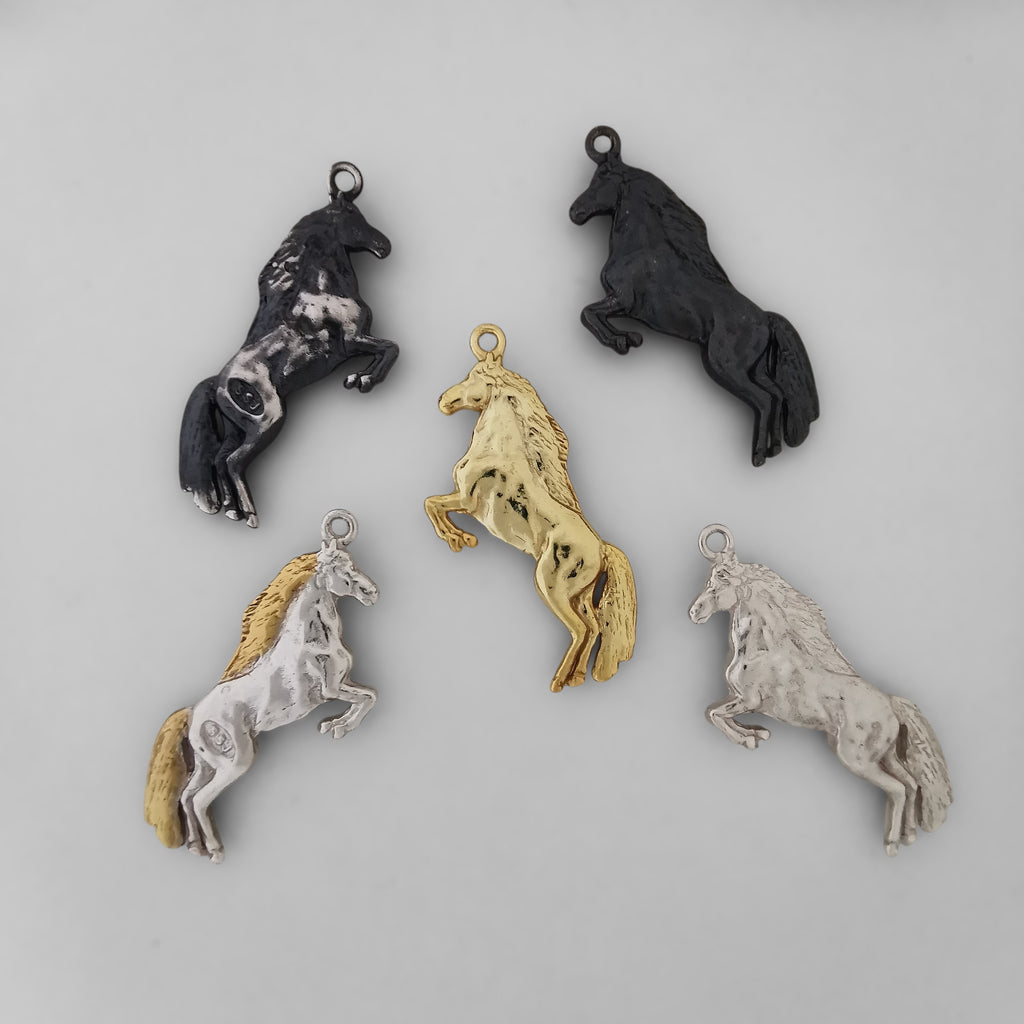 Кон – Мъжки спортен медальон с частично позлатено покритие – Сребро 925 – Ръчно изработено бижу/талисман конен спорт – Идеален подарък – SSJ