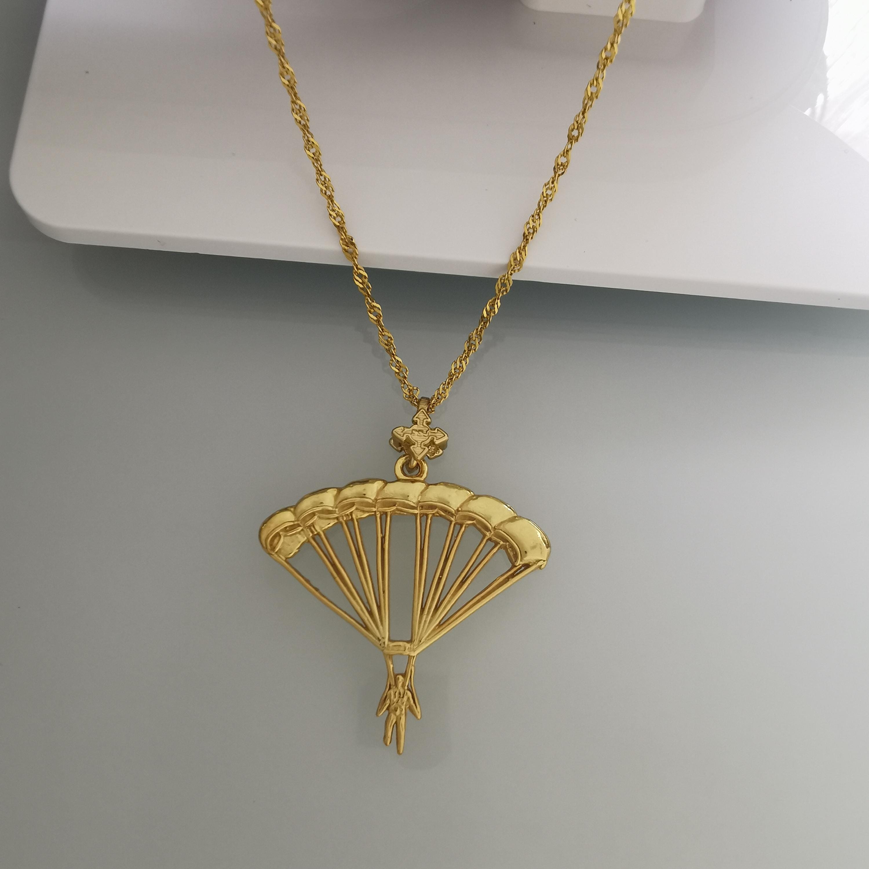 Парашутизъм (Скайдайвинг) – Унисекс спортен медальон от сребро 925 с позлатено покритие – Ръчно изработено спортно бижу – Идеален подарък за фен на екстремните спортове – SSJ