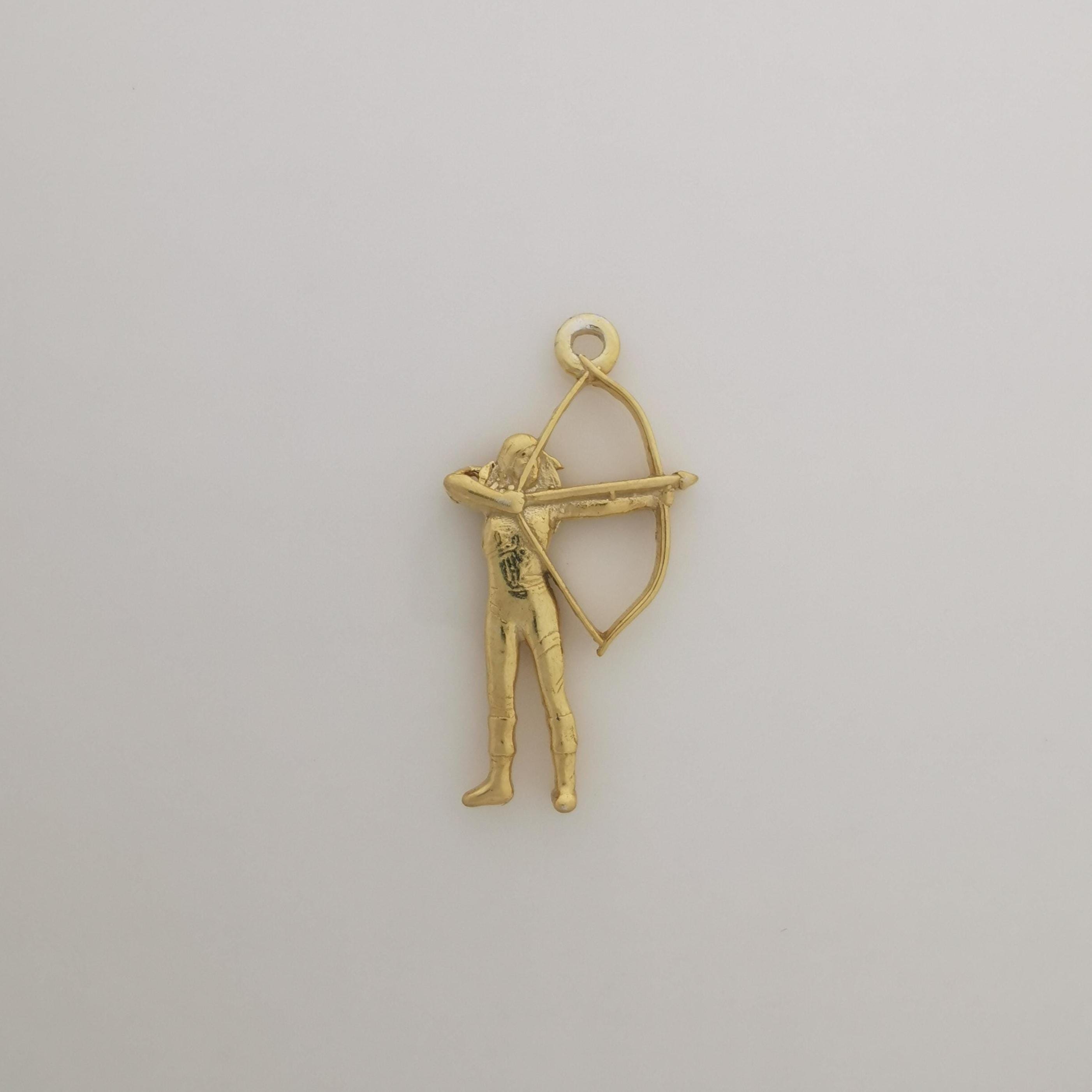 Стрелба с лък – Дамски спортен медальон от сребро 925 с позлатено покритие – Ръчно изработено спортно бижу – Идеален подарък за жена, фенка на стрелбата с лък – SSJ