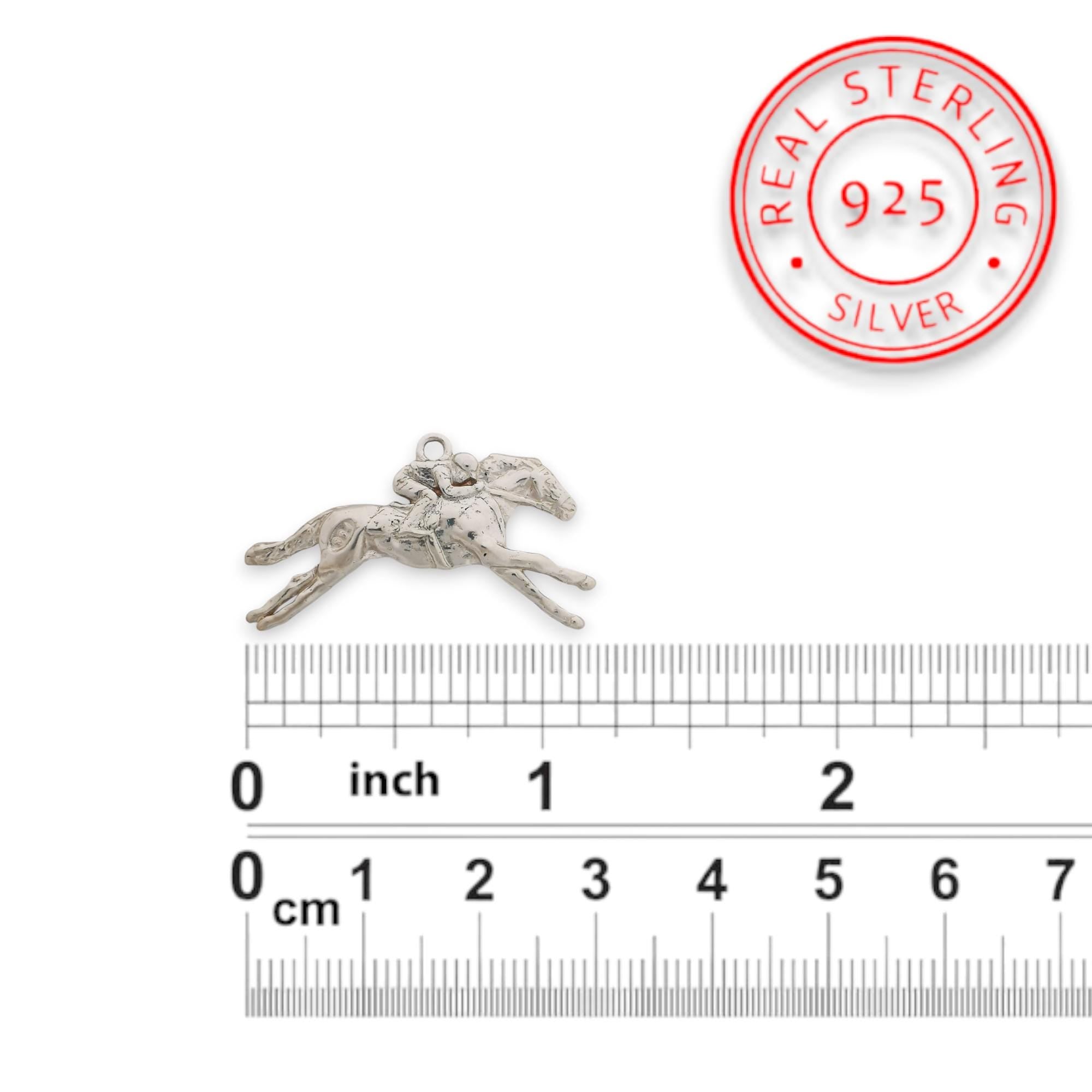 Конни надбягвания – Мъжки медальон „Жокей на състезателен кон“ – Класическо сребро 925 – Ръчно изработено спортно бижу/талисман за конен спорт – Идеален подарък за мъж – SSJ