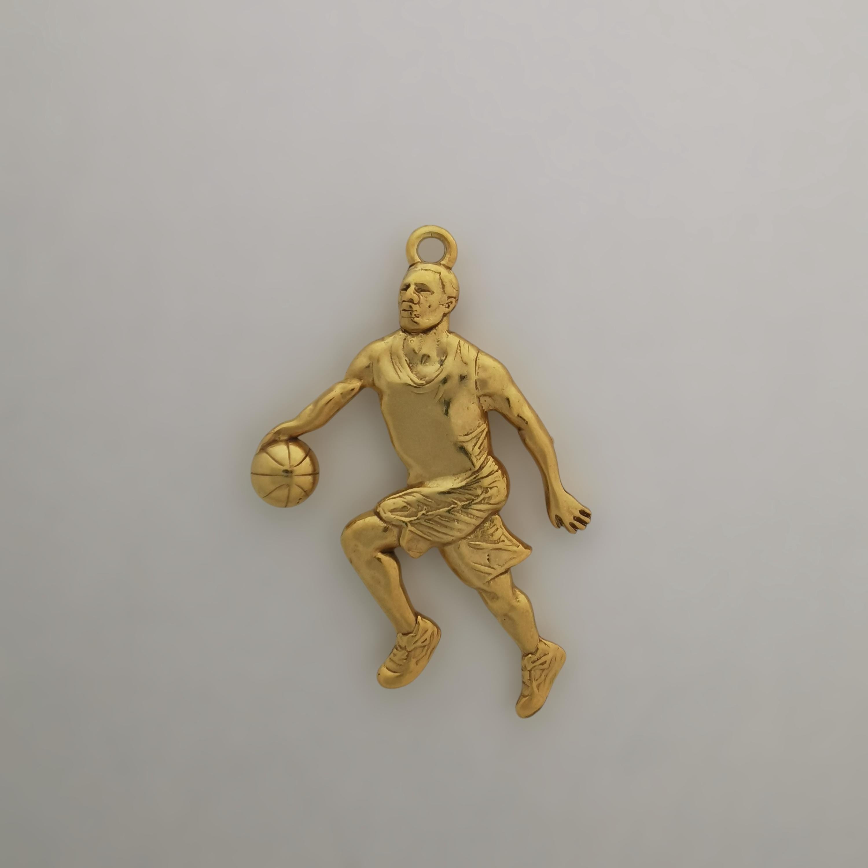 Баскетбол – Мъжки спортен медальон от сребро 925 с позлатено покритие – Ръчно изработено бижу талисман за баскетболисти и фенове – Идеален подарък за спортист, треньор или почитател – SSJ