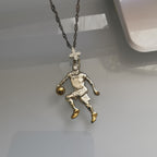 Баскетбол – Мъжки спортен медальон от сребро 925 с частично позлатено покритие – Ръчно изработено бижу талисман за баскетболисти и фенове – Идеален подарък за спортист, треньор или почитател – SSJ