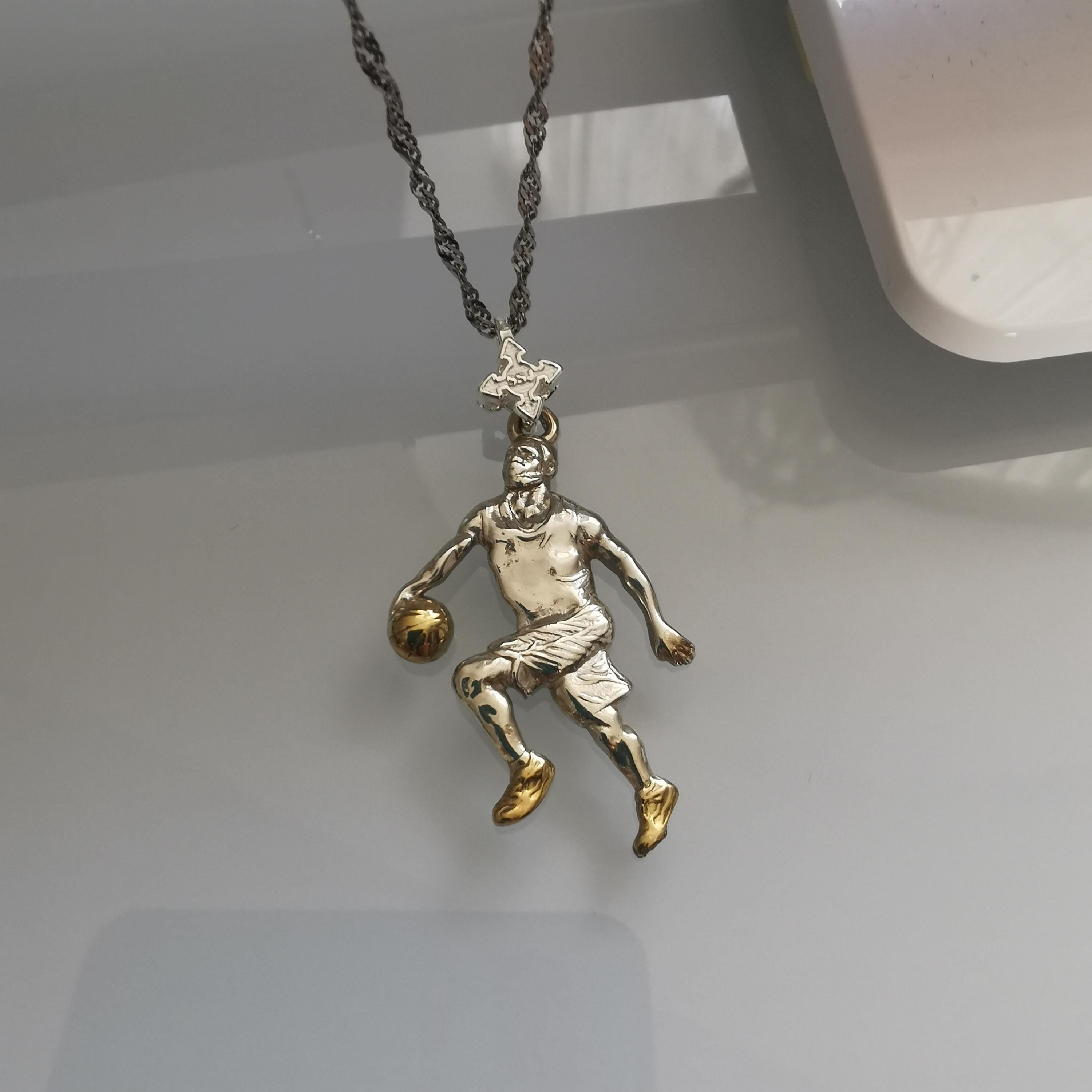 Баскетбол – Мъжки спортен медальон от сребро 925 с частично позлатено покритие – Ръчно изработено бижу талисман за баскетболисти и фенове – Идеален подарък за спортист, треньор или почитател – SSJ