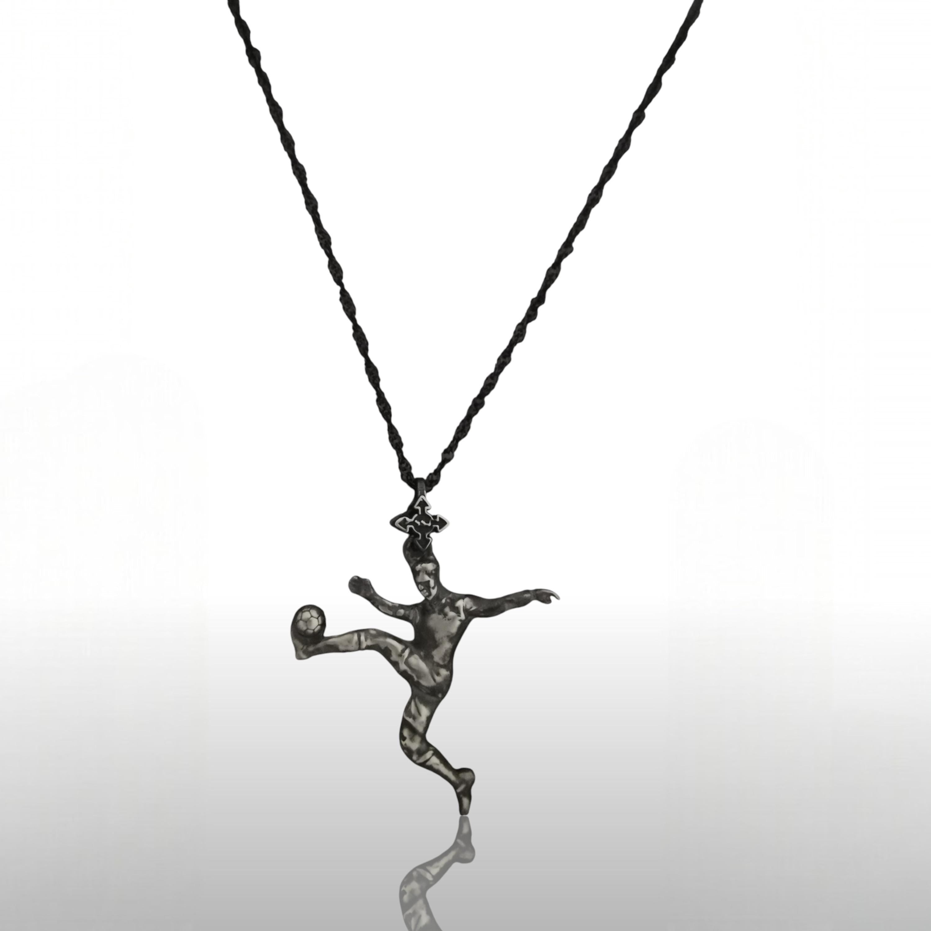 Футболист (воле) – Мъжки спортен медальон от сребро 925 с винтидж покритие – Ръчно изработено спортно бижу – Идеален подарък за мъж, фен на футбола – SSJ