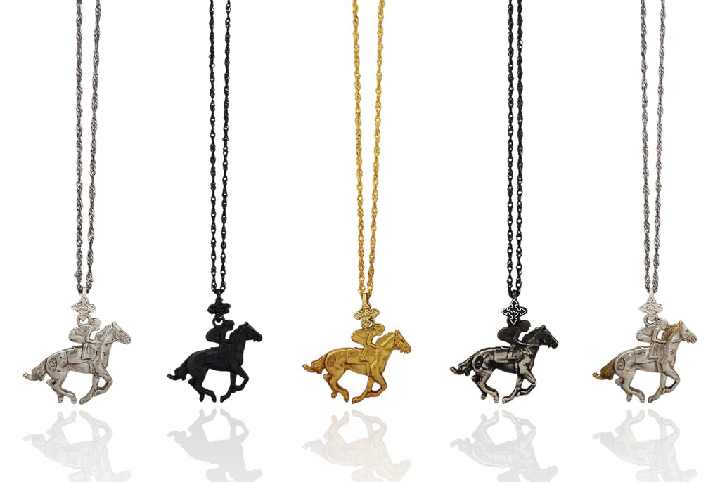 Жокей – Мъжки спортен медальон със състезателен кон – Оксидирано сребро 925 – Ръчно изработено бижу/талисман конен спорт – Идеален подарък – SSJ