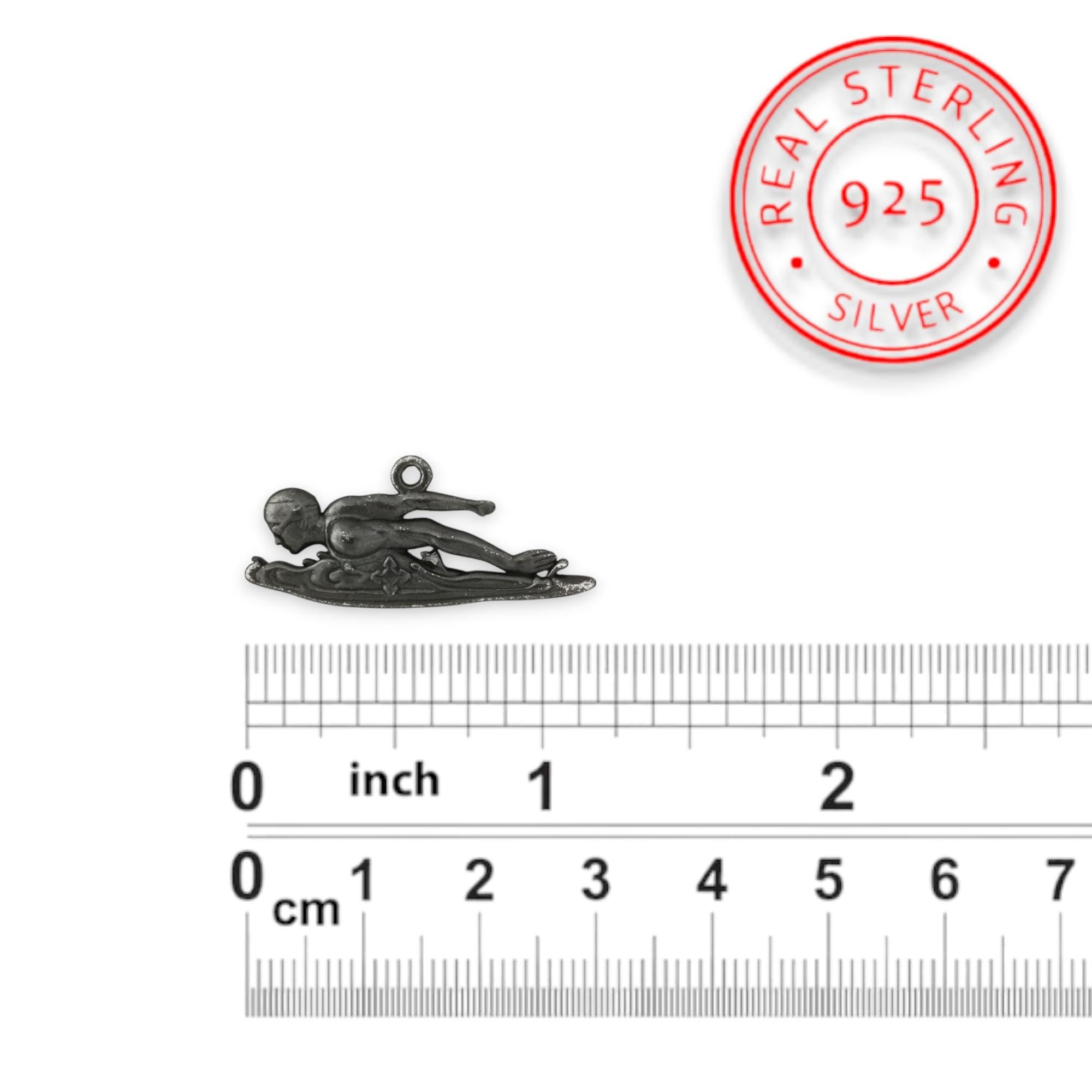 Плувец (бътерфлай) – Мъжки спортен медальон от сребро 925 с оксидирано покритие – Ръчно изработено спортно бижу – Идеален подарък за мъж, фен на плуването – SSJ