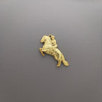 Конен спорт – Мъжки медальон „Ездач при прескачане на препятствие“ – Позлатено покритие – Сребро 925 – Ръчно изработено спортно бижу/талисман за конен спорт – Идеален подарък за мъж – SSJ