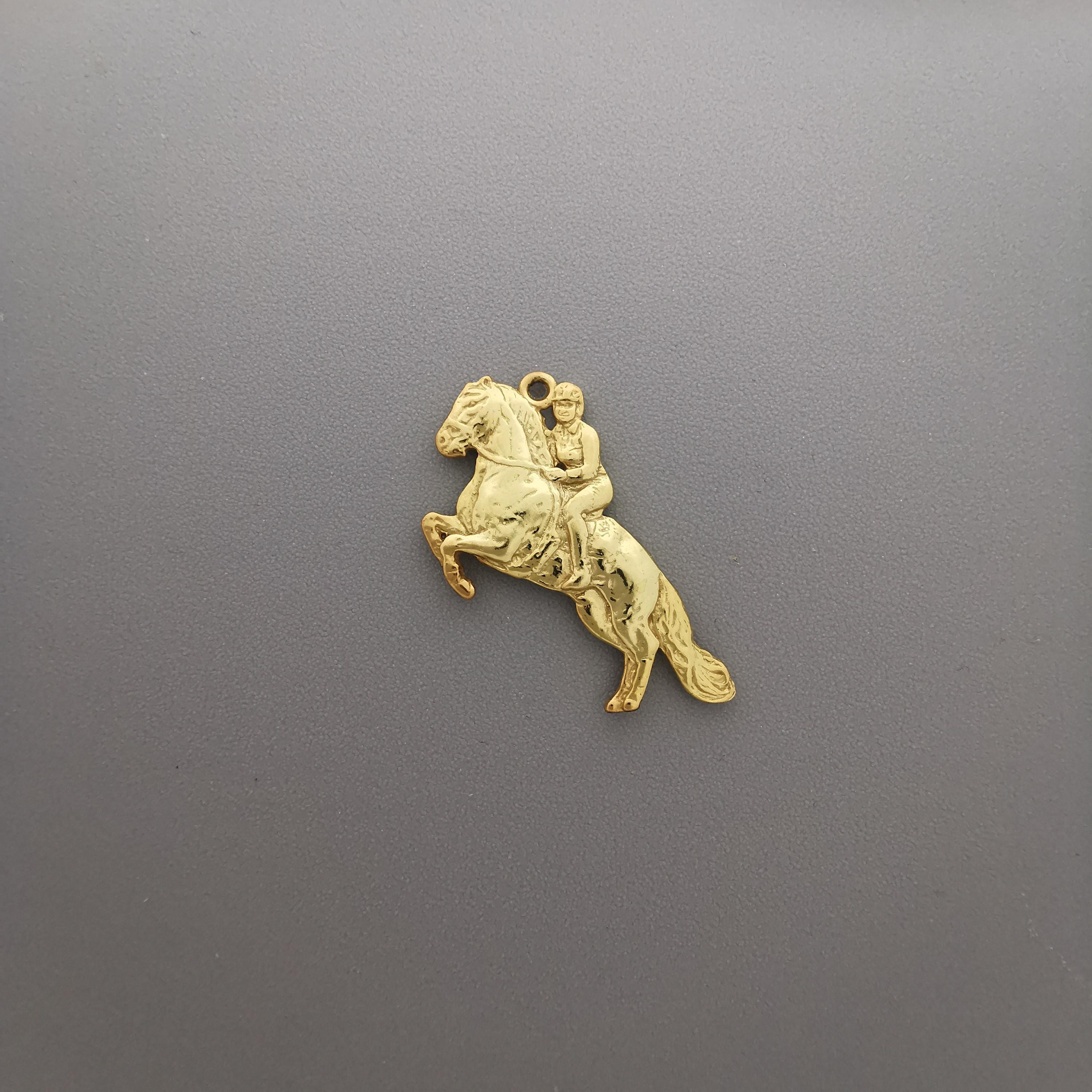 Конен спорт – Мъжки медальон „Ездач при прескачане на препятствие“ – Позлатено покритие – Сребро 925 – Ръчно изработено спортно бижу/талисман за конен спорт – Идеален подарък за мъж – SSJ