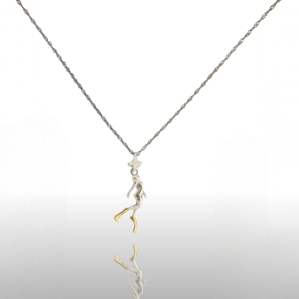 Водолаз – Дамски медальон Гмуркач от сребро 925 с частично позлатено покритие – Ръчно изработено бижу Дайвинг за любителки на морето и подводните приключения – SSJ