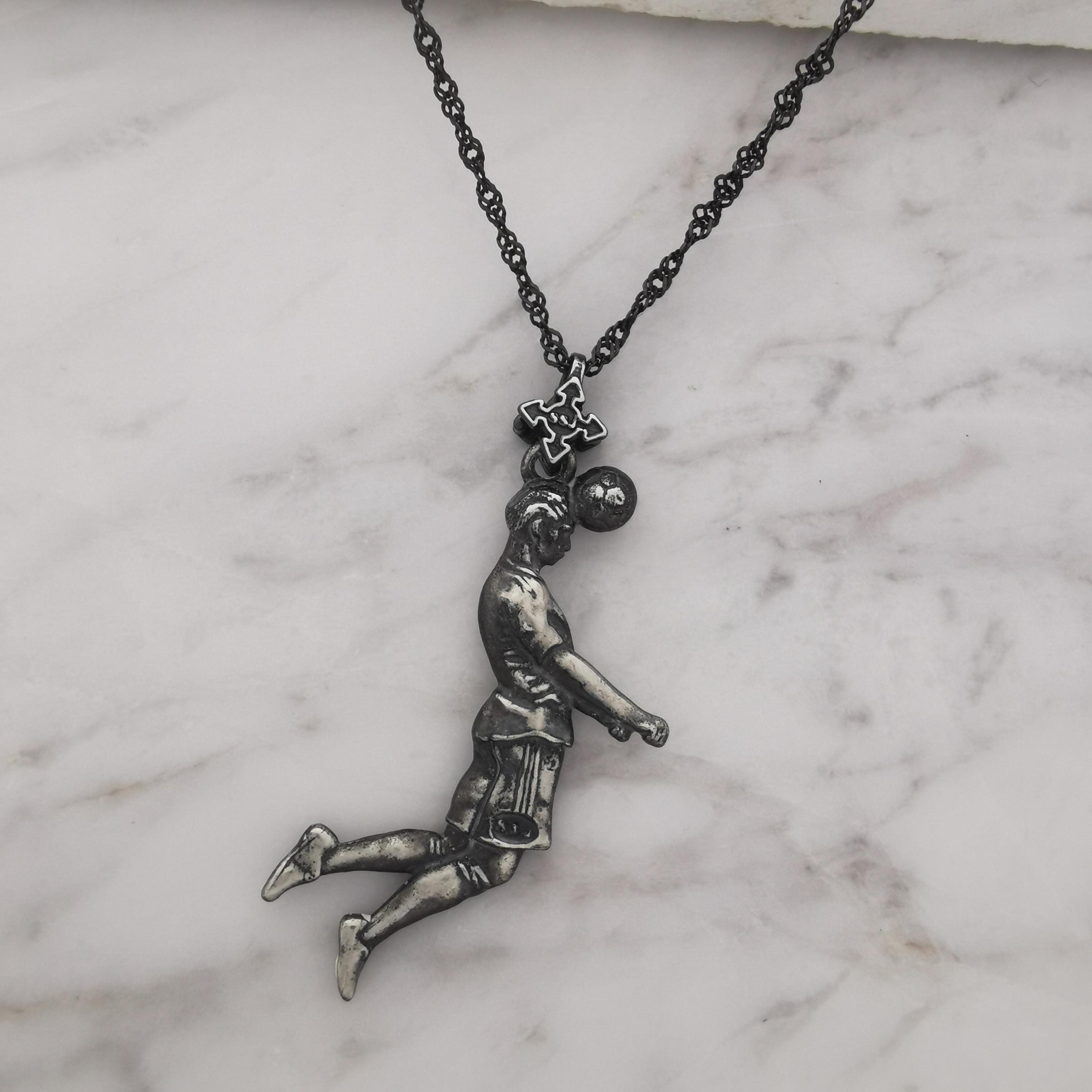 Футболист (удар с глава) – Мъжки спортен медальон от сребро 925 с винтидж покритие – Ръчно изработено спортно бижу – Идеален подарък за мъж, фен на футбола – SSJ