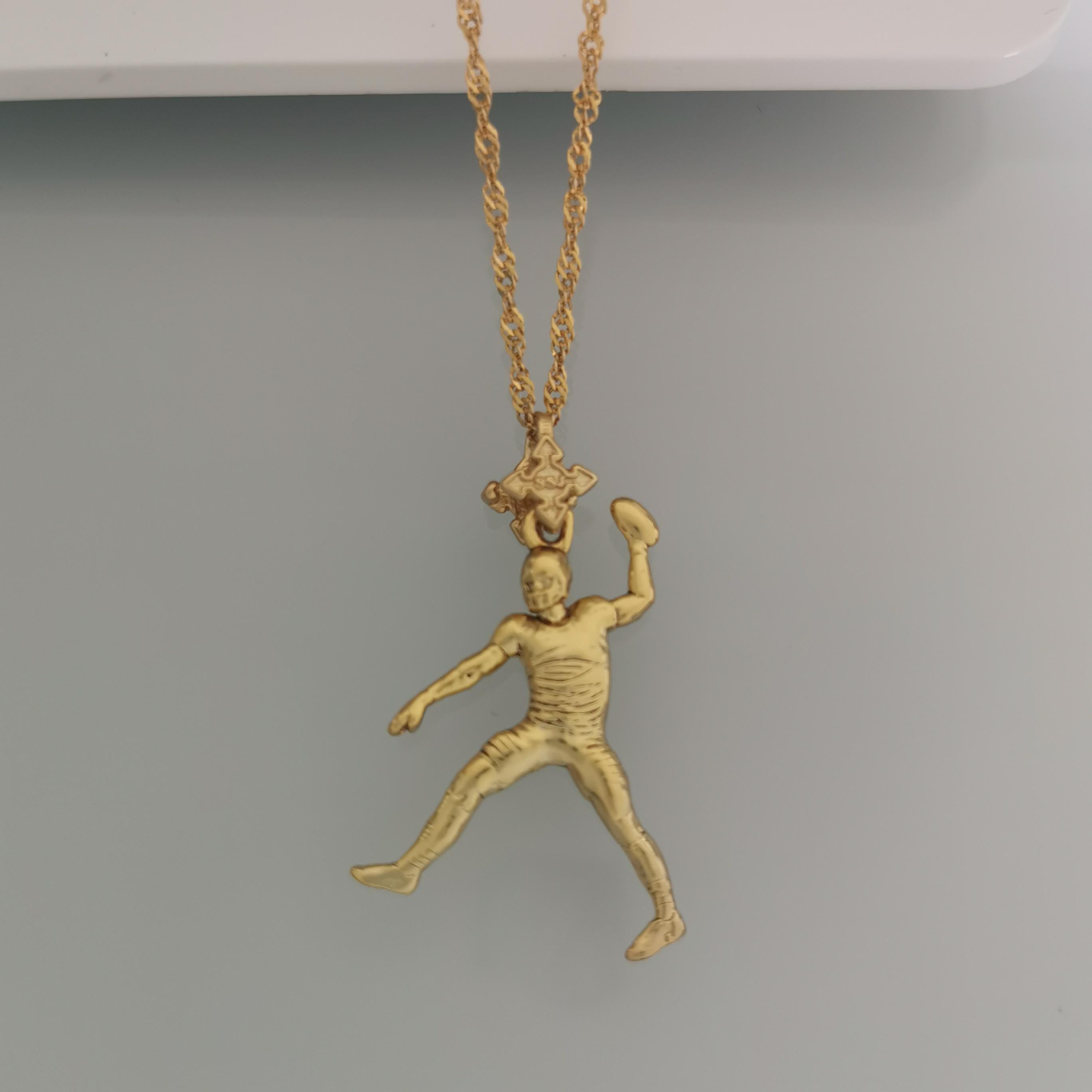 Американски футбол – Мъжки спортен медальон от сребро 925 с позлатено покритие – Ръчно изработено бижу талисман за спортисти и фенове – Идеален подарък за играч, треньор или почитател – SSJ