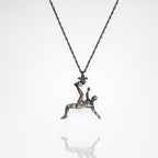 Футболист (задна ножица) – Мъжки спортен медальон от сребро 925 с винтидж покритие – Ръчно изработено спортно бижу – Идеален подарък за мъж, фен на футбола – SSJ