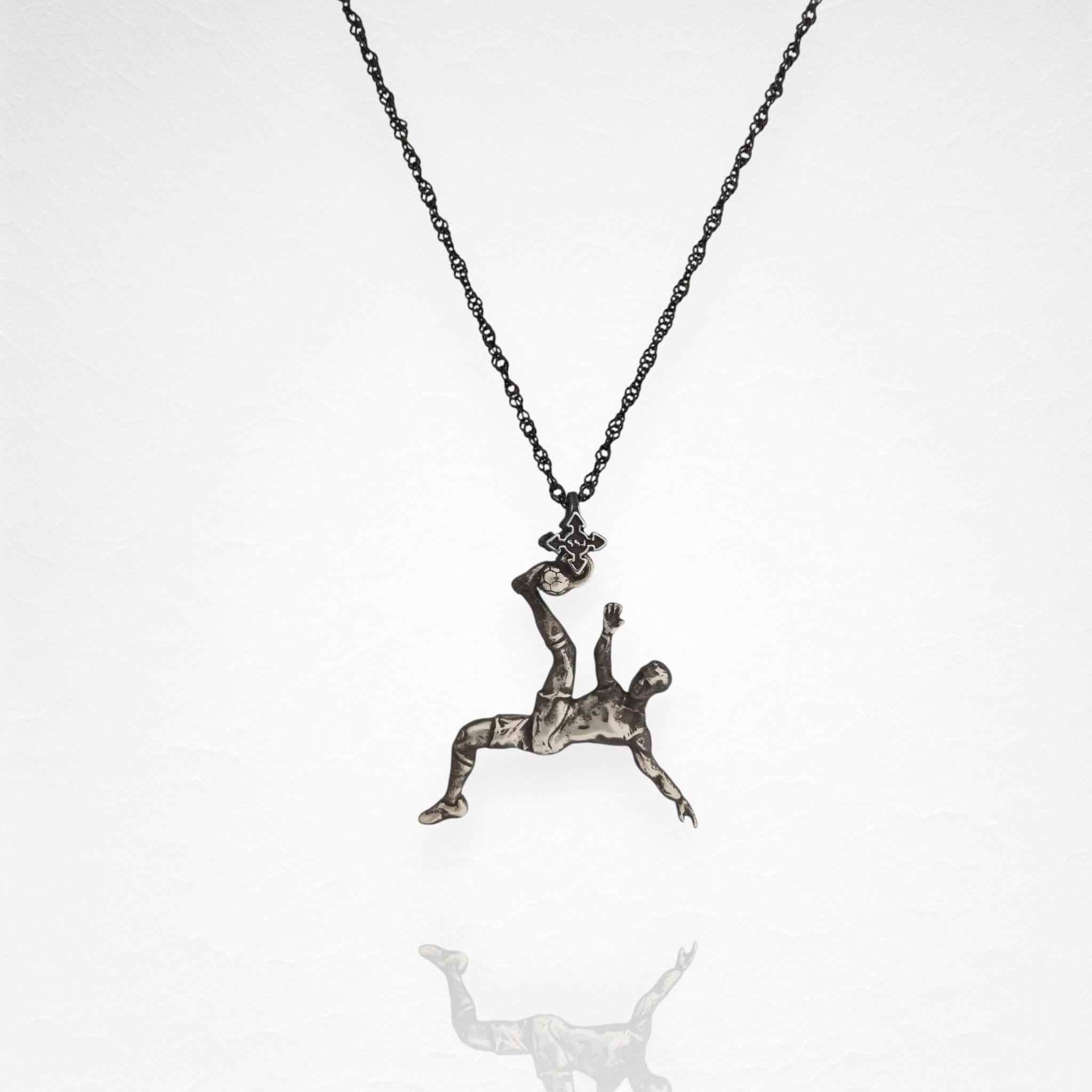 Футболист (задна ножица) – Мъжки спортен медальон от сребро 925 с винтидж покритие – Ръчно изработено спортно бижу – Идеален подарък за мъж, фен на футбола – SSJ