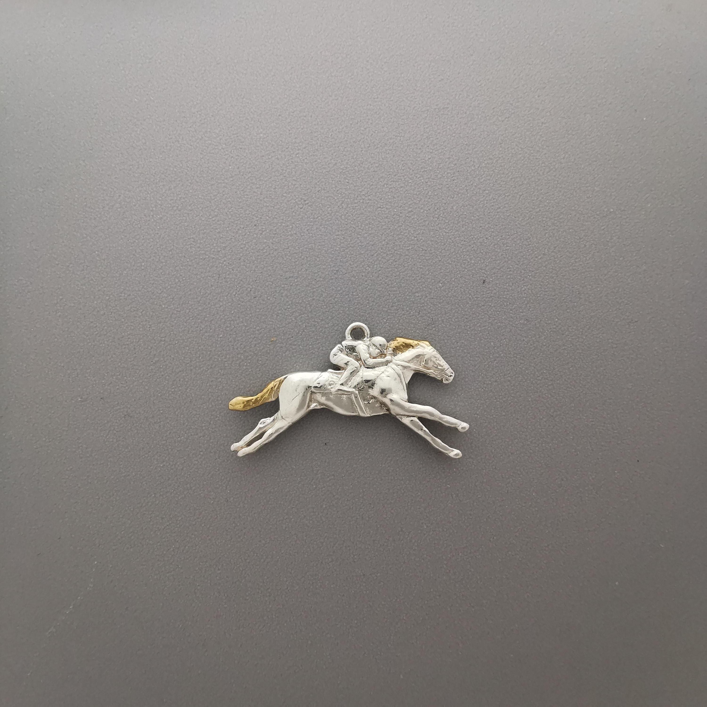 Конни надбягвания – Мъжки медальон „Жокей на състезателен кон“ – Частично позлатено покритие – Сребро 925 – Ръчно изработено спортно бижу/талисман за конен спорт – Идеален подарък за мъж – SSJ