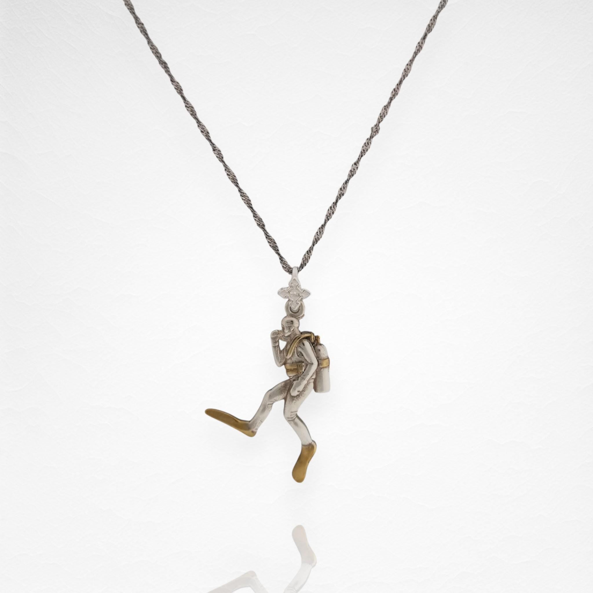 Гмуркач – Мъжки медальон Водолаз от сребро 925 с частично позлатено покритие – Ръчно изработено бижу Дайвинг за мъже с любов към морето – SSJ