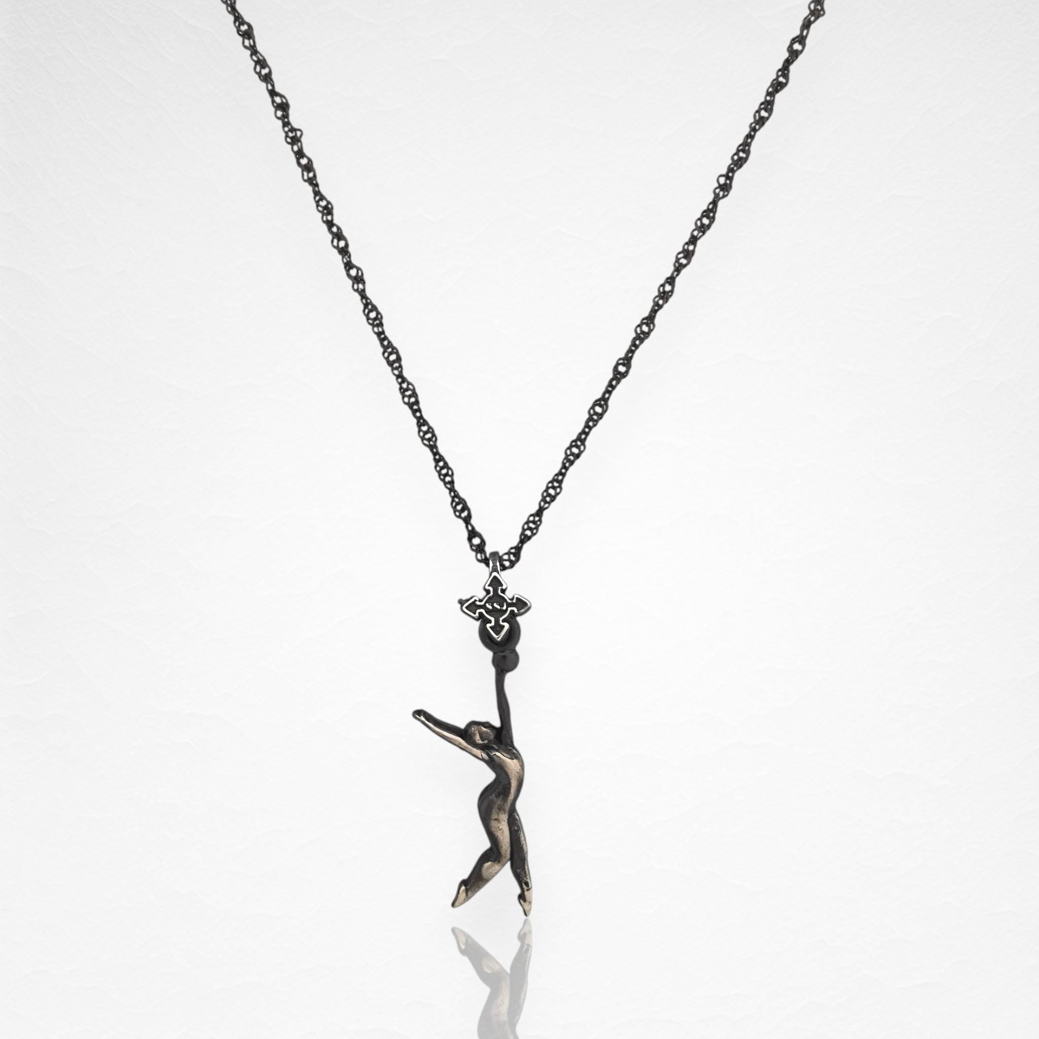 Художествена гимнастика (съчетание с топка) – Дамски спортен медальон от сребро 925 с винтидж покритие – Ръчно изработено спортно бижу – Идеален подарък за жена, фенка на художествената гимнастика – SSJ