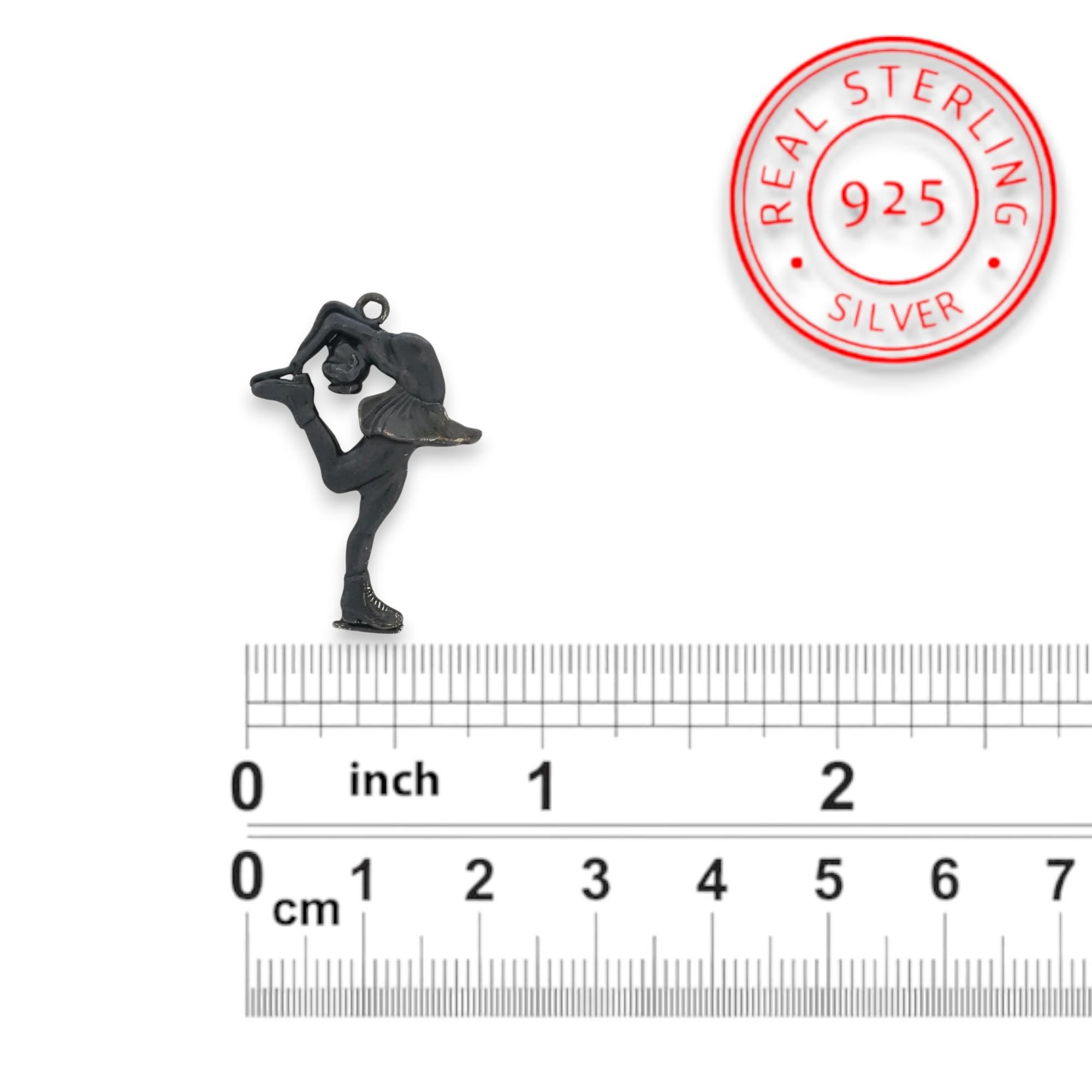 Фигурно пързаляне (Биелманов пирует) – Дамски спортен медальон от сребро 925 с оксидирано покритие – Ръчно изработено спортно бижу – Идеален подарък за жена, фенка на фигурното пързаляне – SSJ