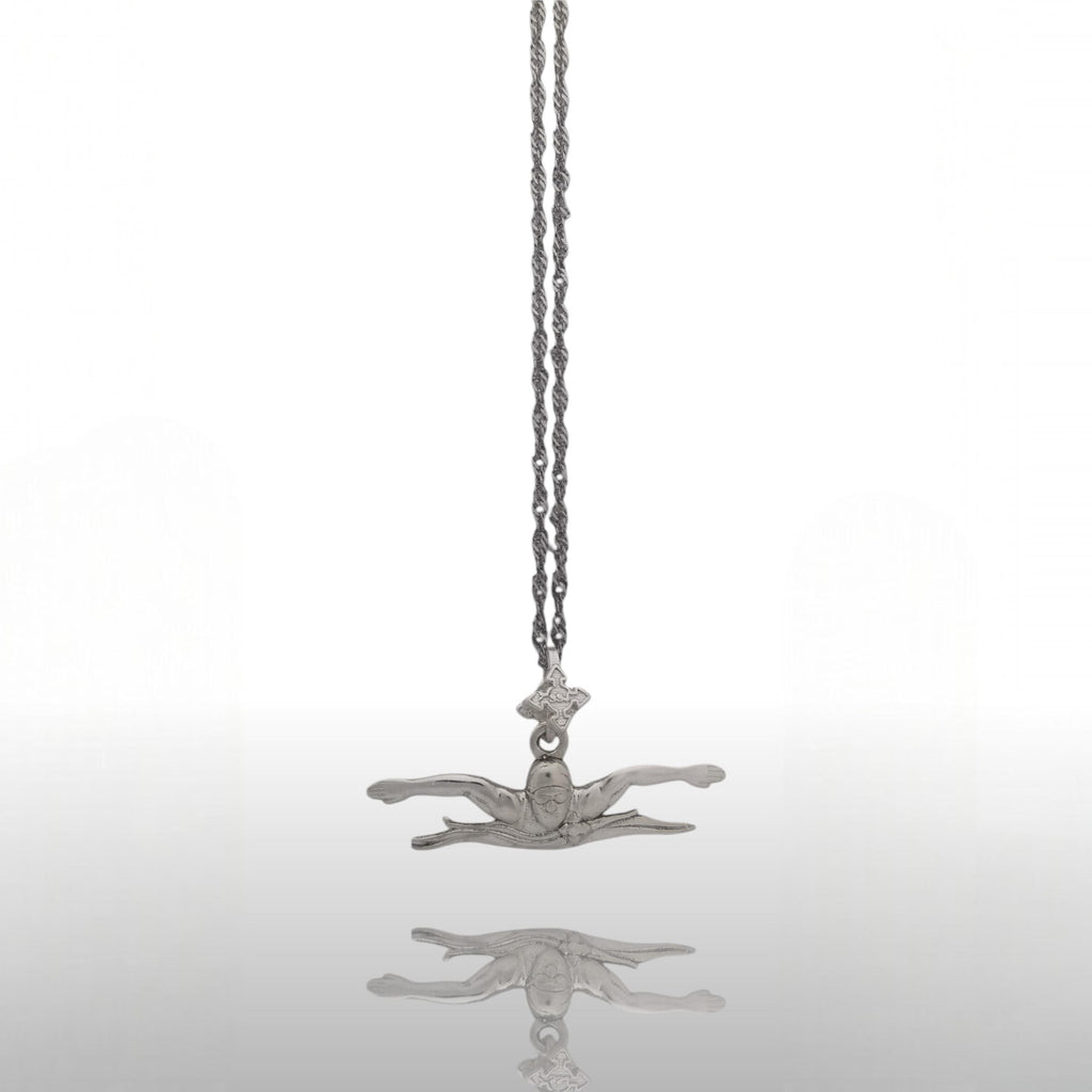 Плуване (Бътерфлай) – Мъжки спортен медальон от сребро 925 в класическо сребро – Ръчно изработено спортно бижу – Идеален подарък за мъж, фен на плуването – SSJ