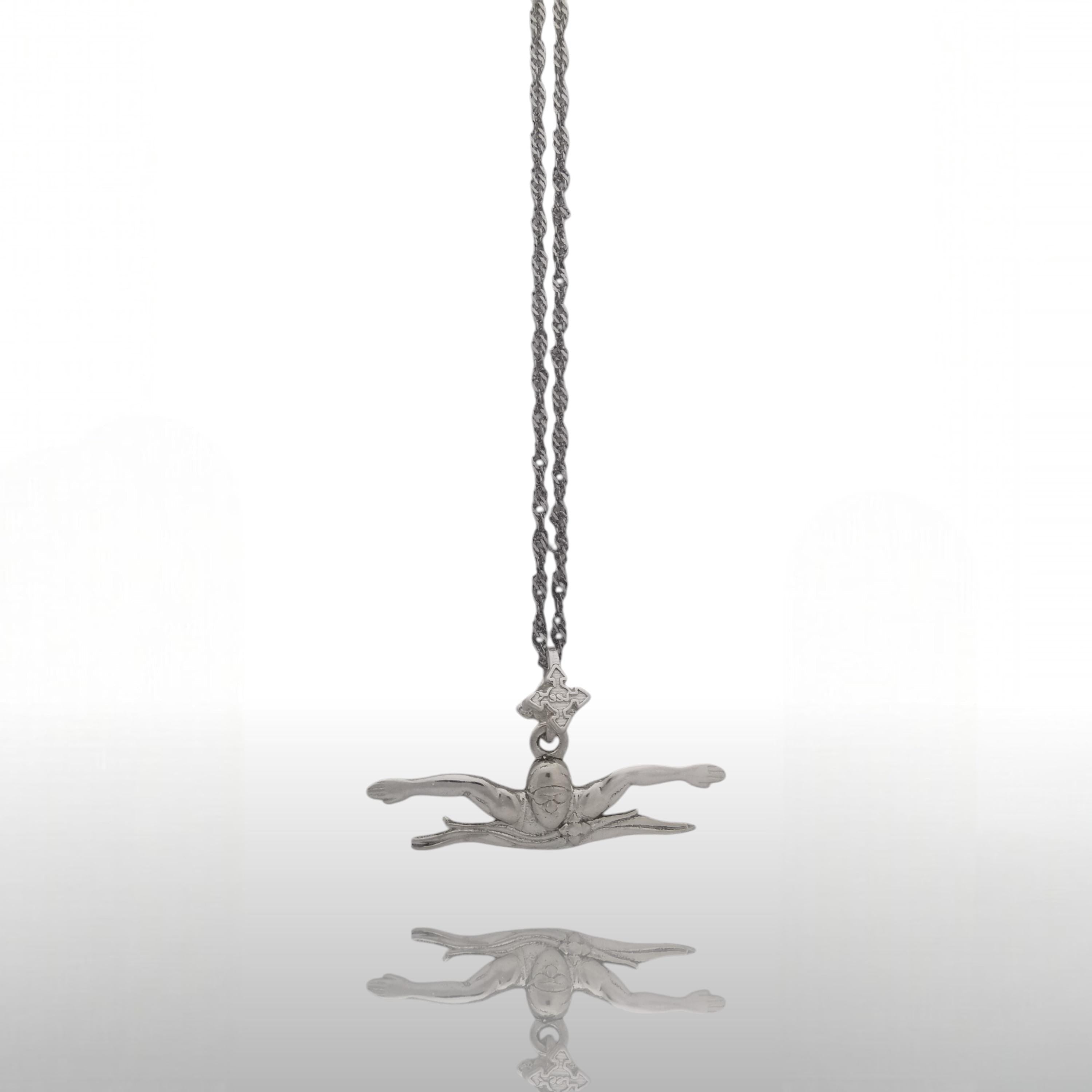 Плуване (Бътерфлай) – Мъжки спортен медальон от сребро 925 в класическо сребро – Ръчно изработено спортно бижу – Идеален подарък за мъж, фен на плуването – SSJ