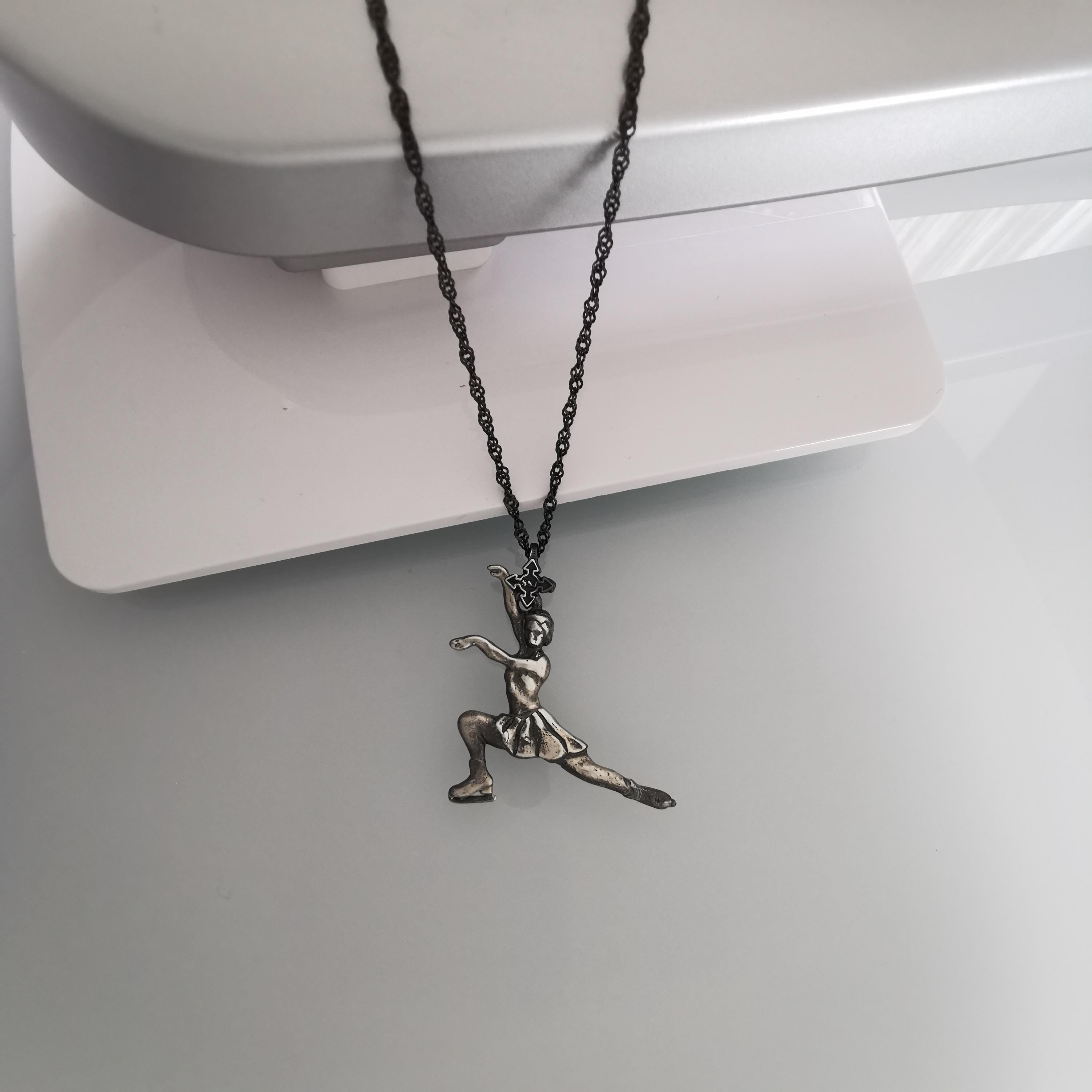 Фигурно пързаляне – Дамски спортен медальон от сребро 925 с винтидж покритие – Ръчно изработено спортно бижу – Идеален подарък за жена, фенка на фигурното пързаляне – SSJ