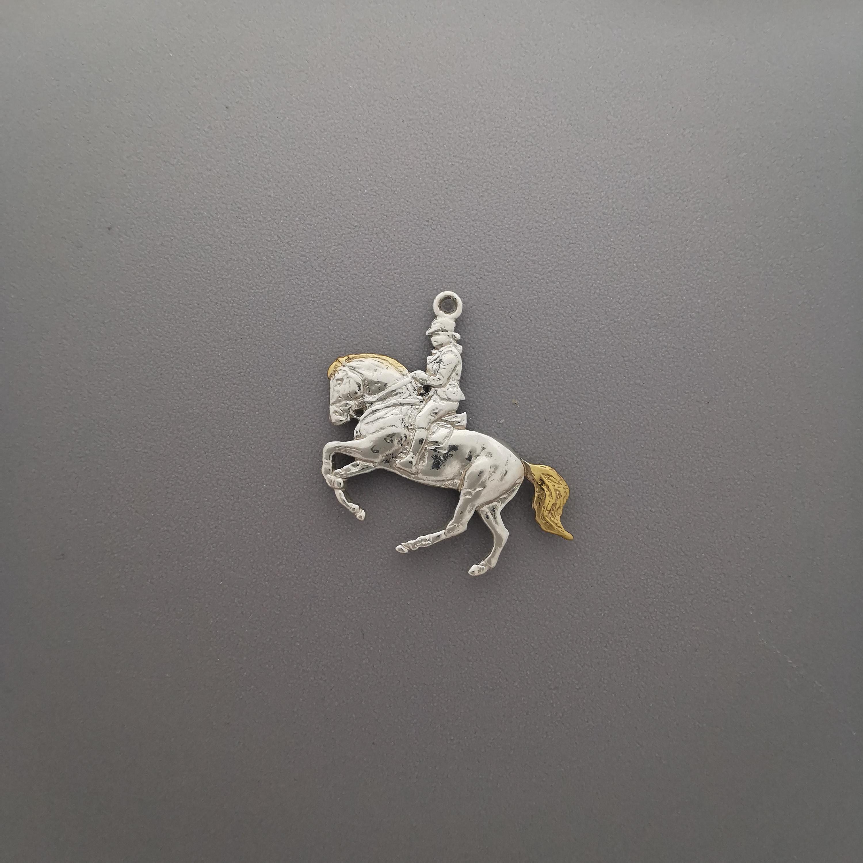 Конен спорт – Мъжки медальон „Ездач“ (обездка) – Частично позлатено покритие – Сребро 925 – Ръчно изработено бижу/талисман – Идеален подарък за мъж – SSJ