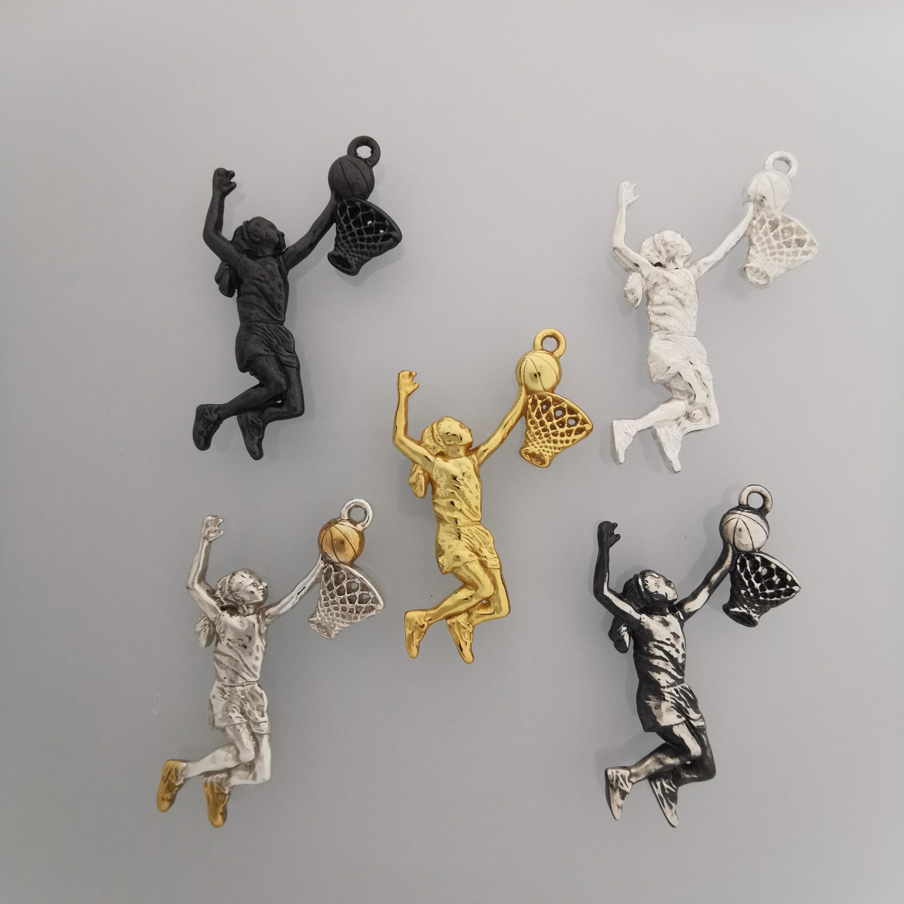 Баскетбол – Женски спортен медальон от сребро 925 с оксидирано покритие – Ръчно изработено бижу талисман за баскетболистки и фенки на спорта – Идеален подарък за спортист, треньор или почитател – SSJ