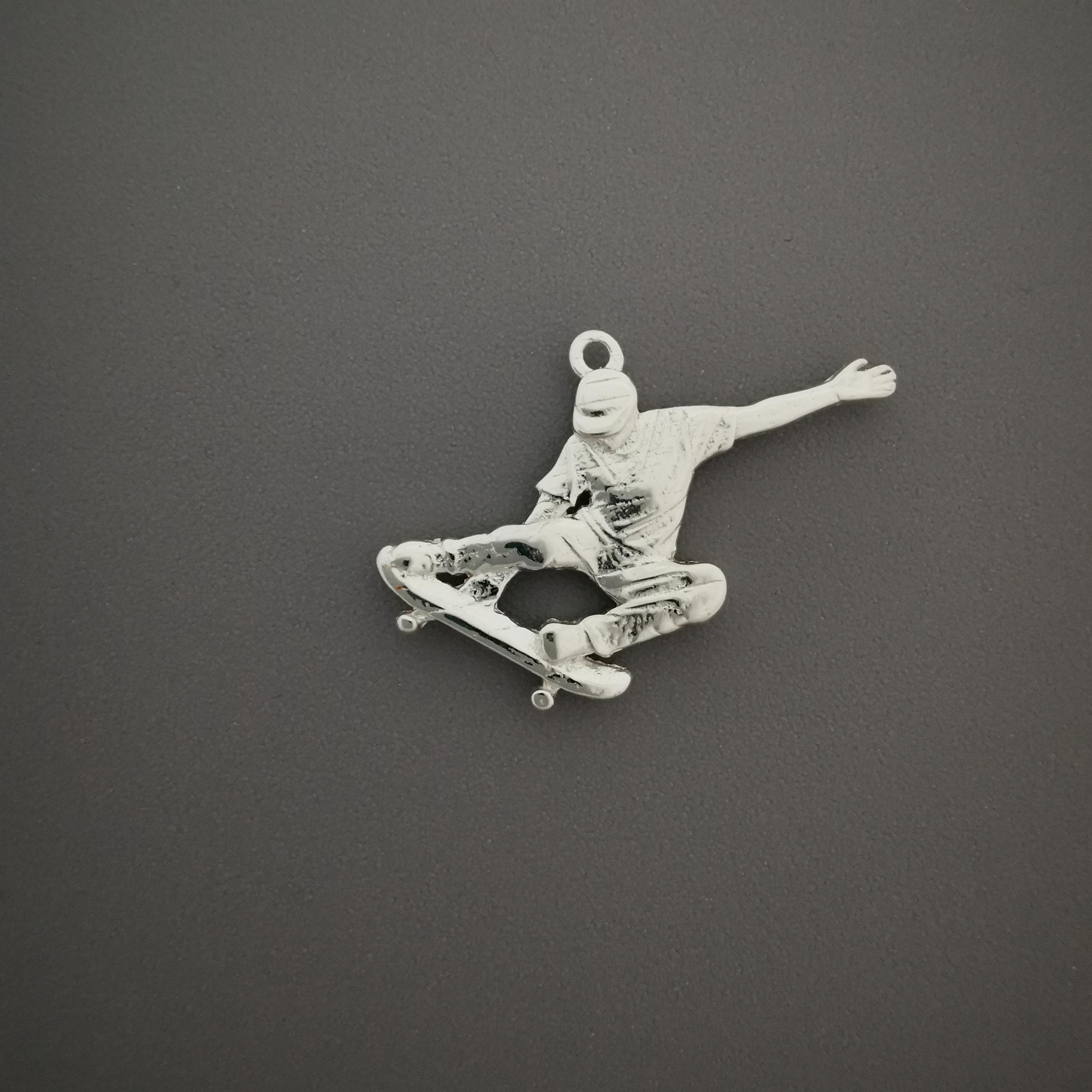 Скейтбордист (скок) – Мъжки спортен медальон от класическо сребро 925 – Ръчно изработено спортно бижу – Идеален подарък за мъж, фен на скейтборда – SSJ