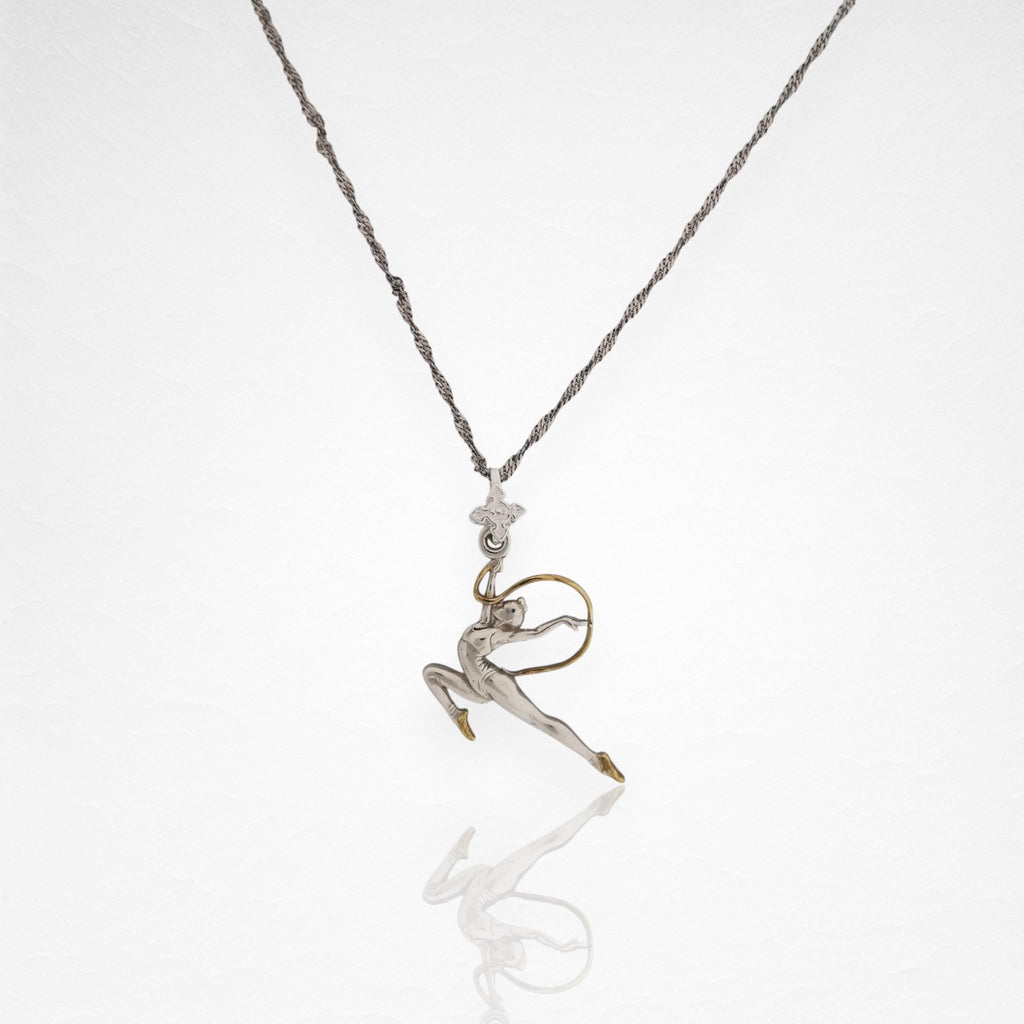 Художествена гимнастика (съчетание с лента) – Дамски спортен медальон от сребро 925 с частично позлатено покритие – Ръчно изработено спортно бижу – Идеален подарък за жена, фенка на художествената гимнастика – SSJ