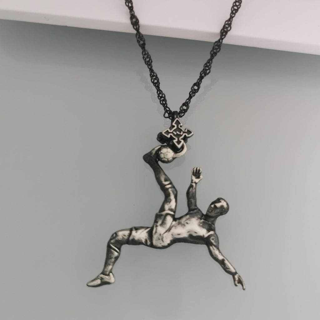 Футболист (задна ножица) – Мъжки спортен медальон от сребро 925 с винтидж покритие – Ръчно изработено спортно бижу – Идеален подарък за мъж, фен на футбола – SSJ